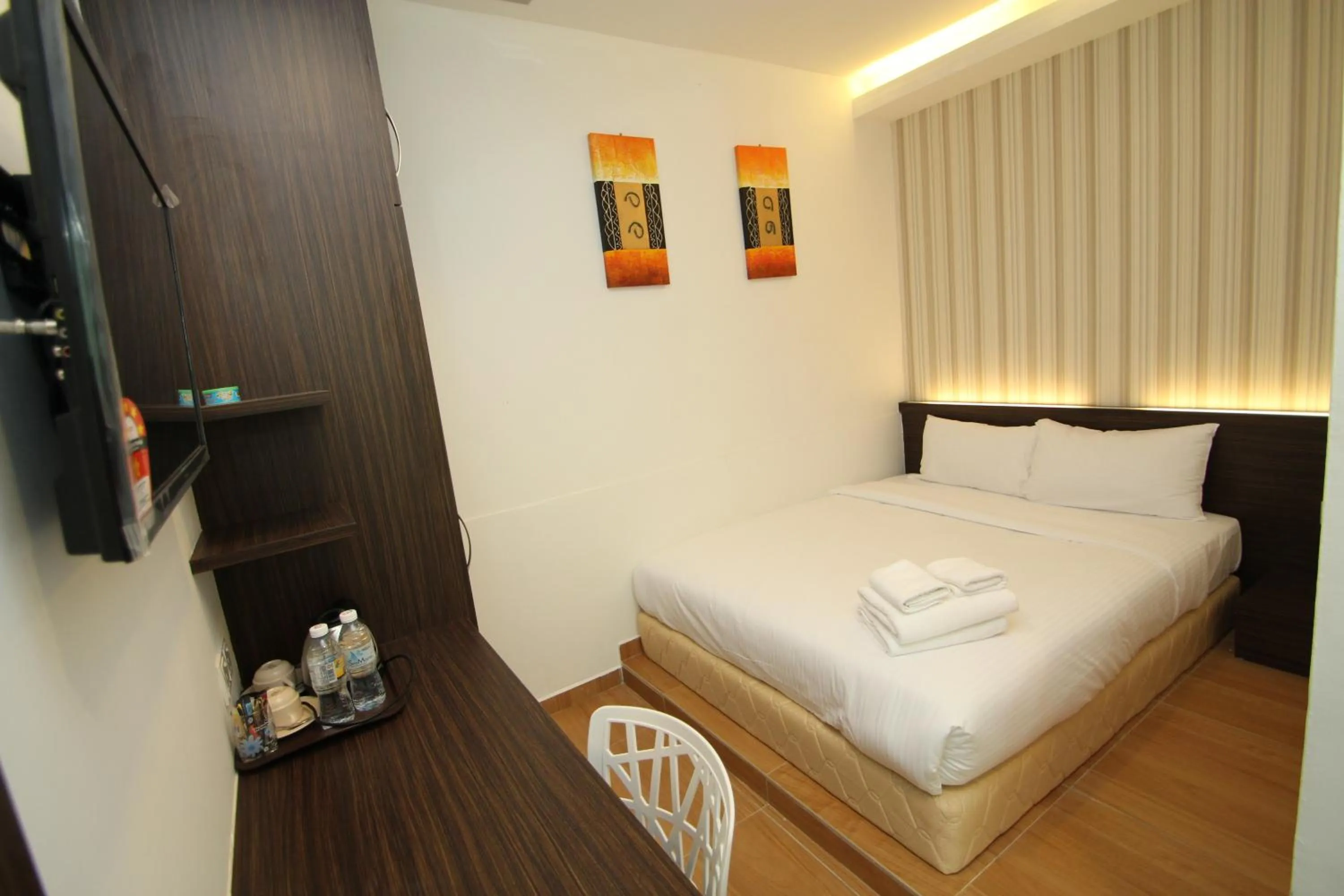 Bedroom, Bed in Century Inn Hotel