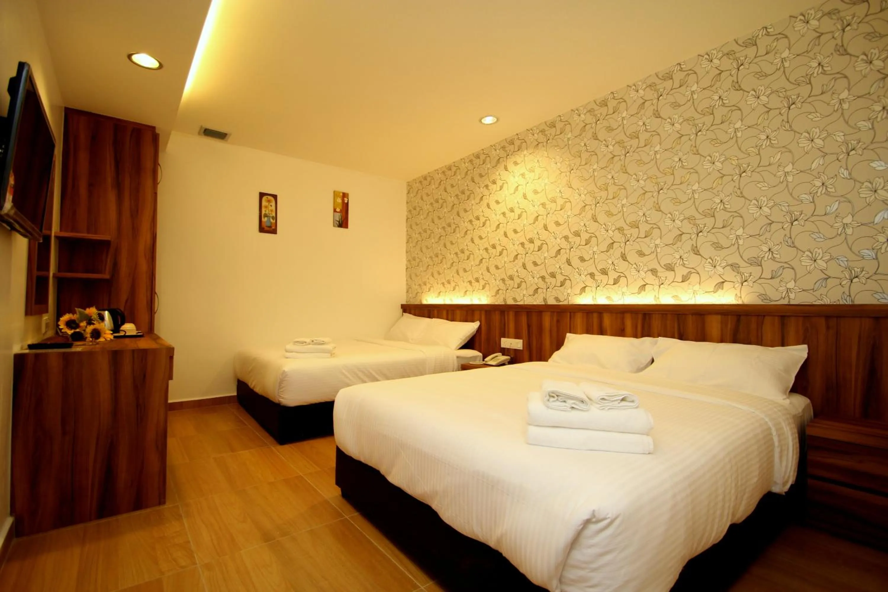 Bedroom, Bed in Century Inn Hotel