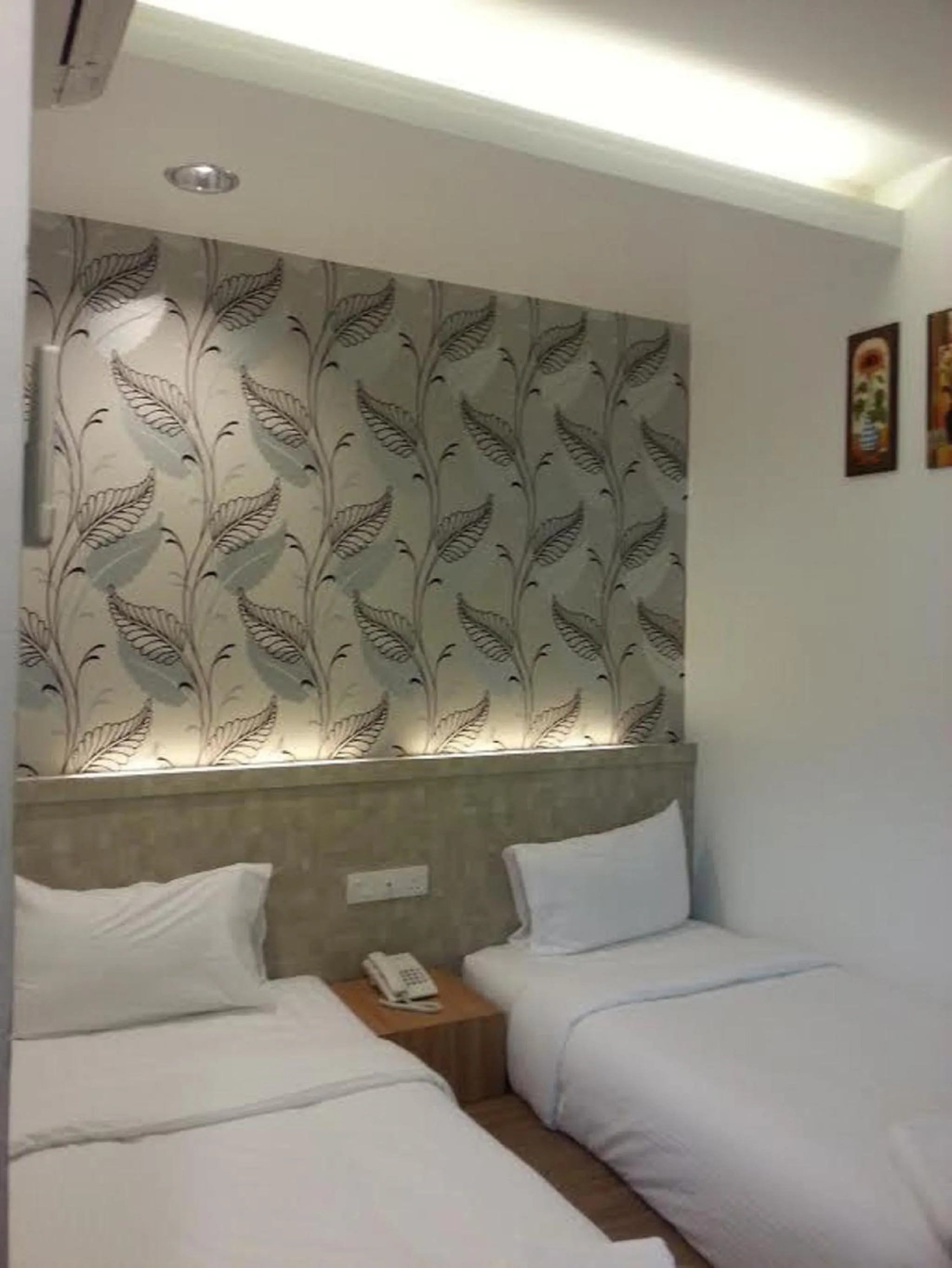 Bedroom, Bed in Century Inn Hotel