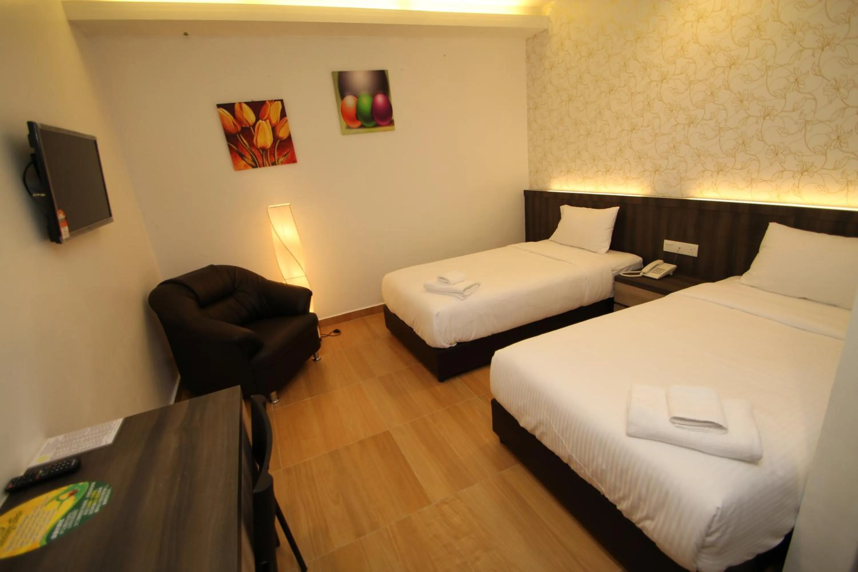 Bedroom, Bed in Century Inn Hotel