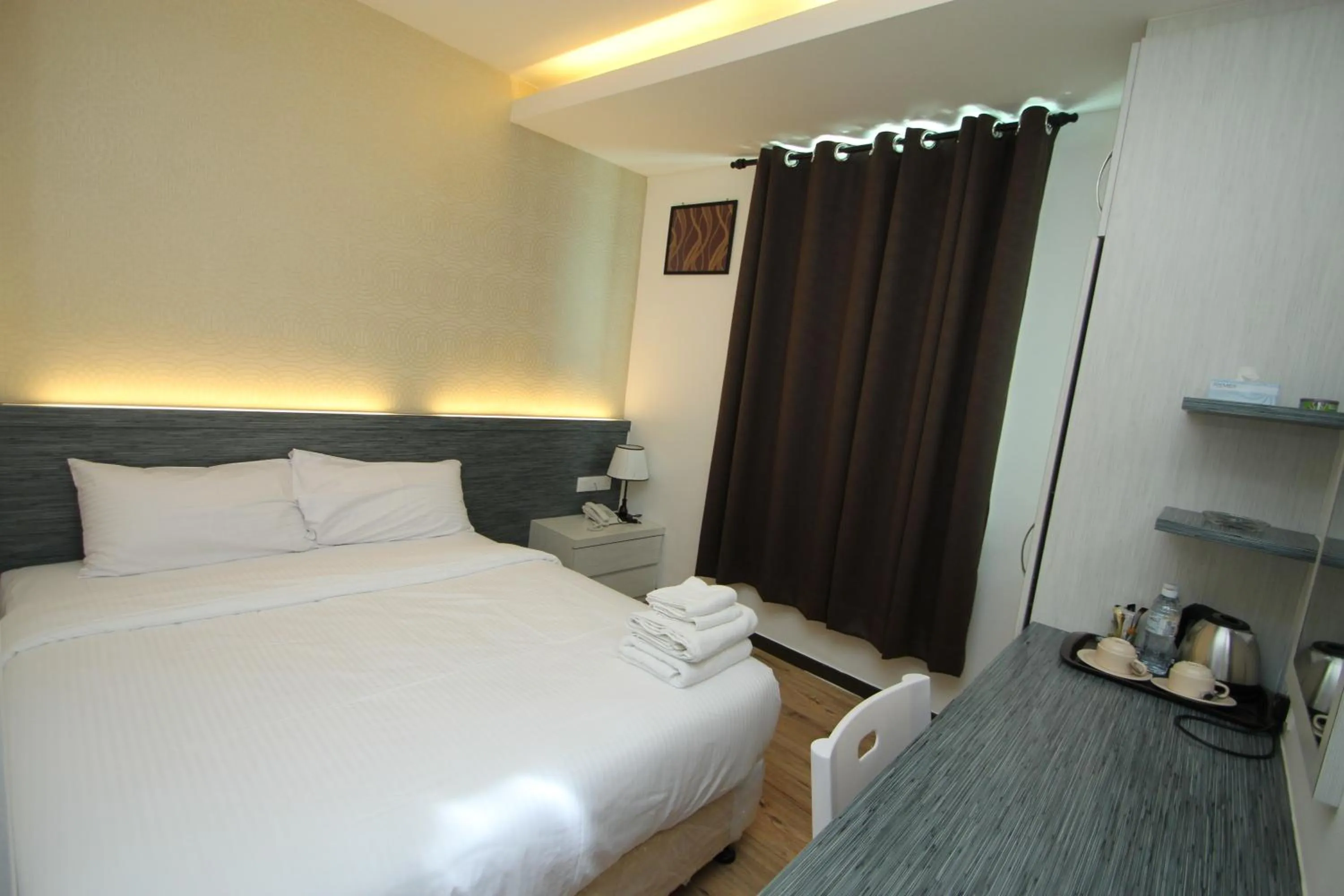 Bedroom, Bed in Century Inn Hotel