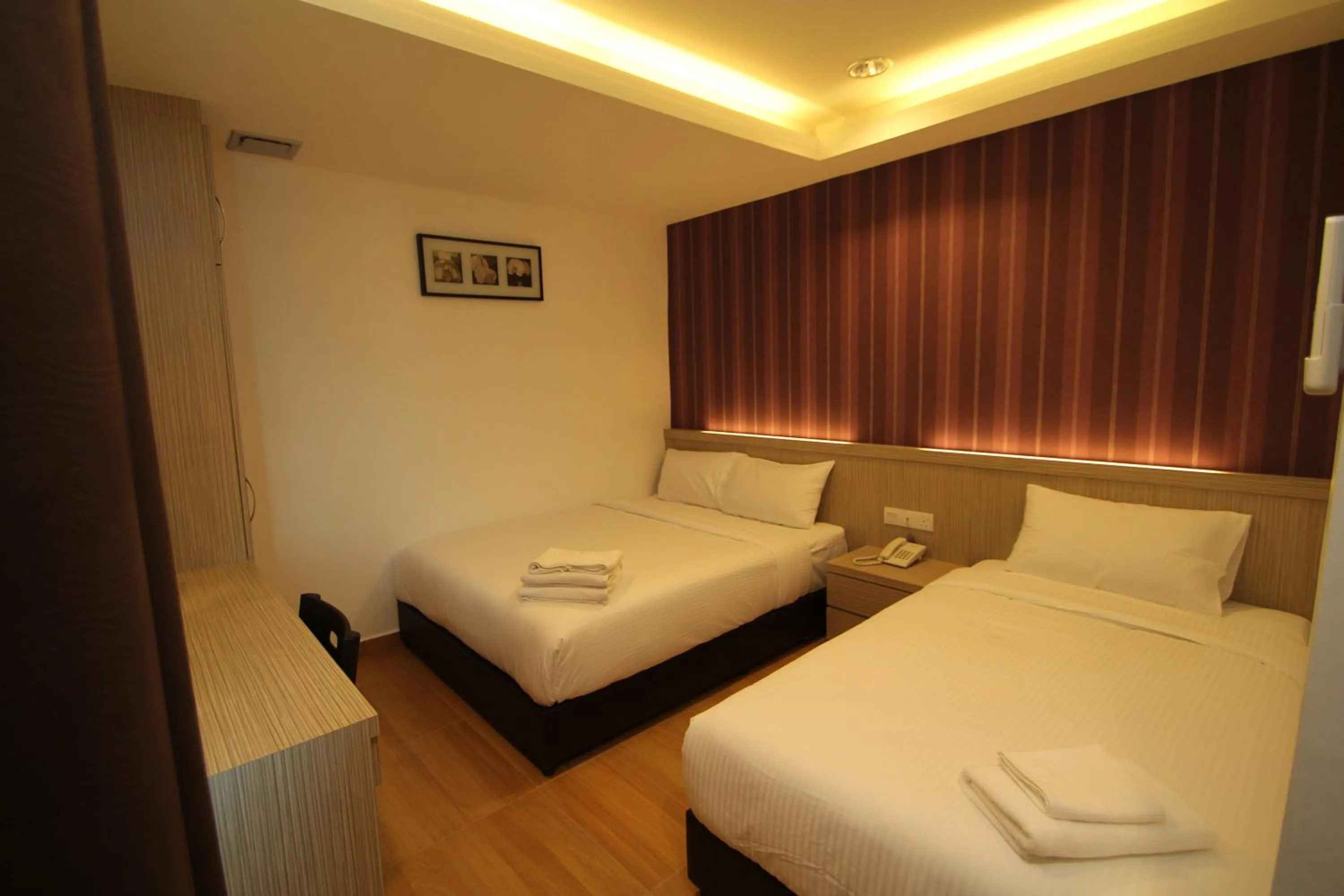 Bedroom, Bed in Century Inn Hotel