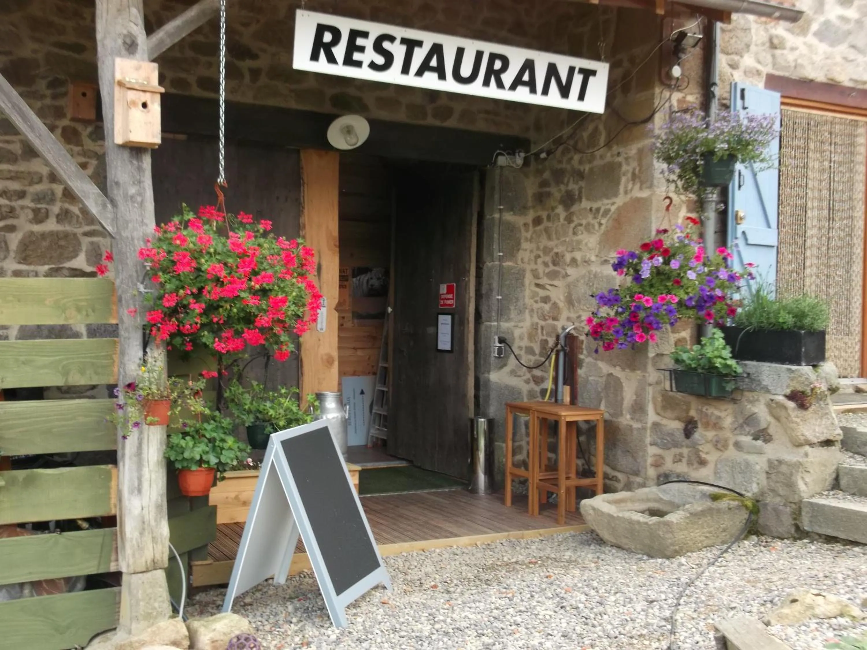 Facade/entrance in Bergeveaux