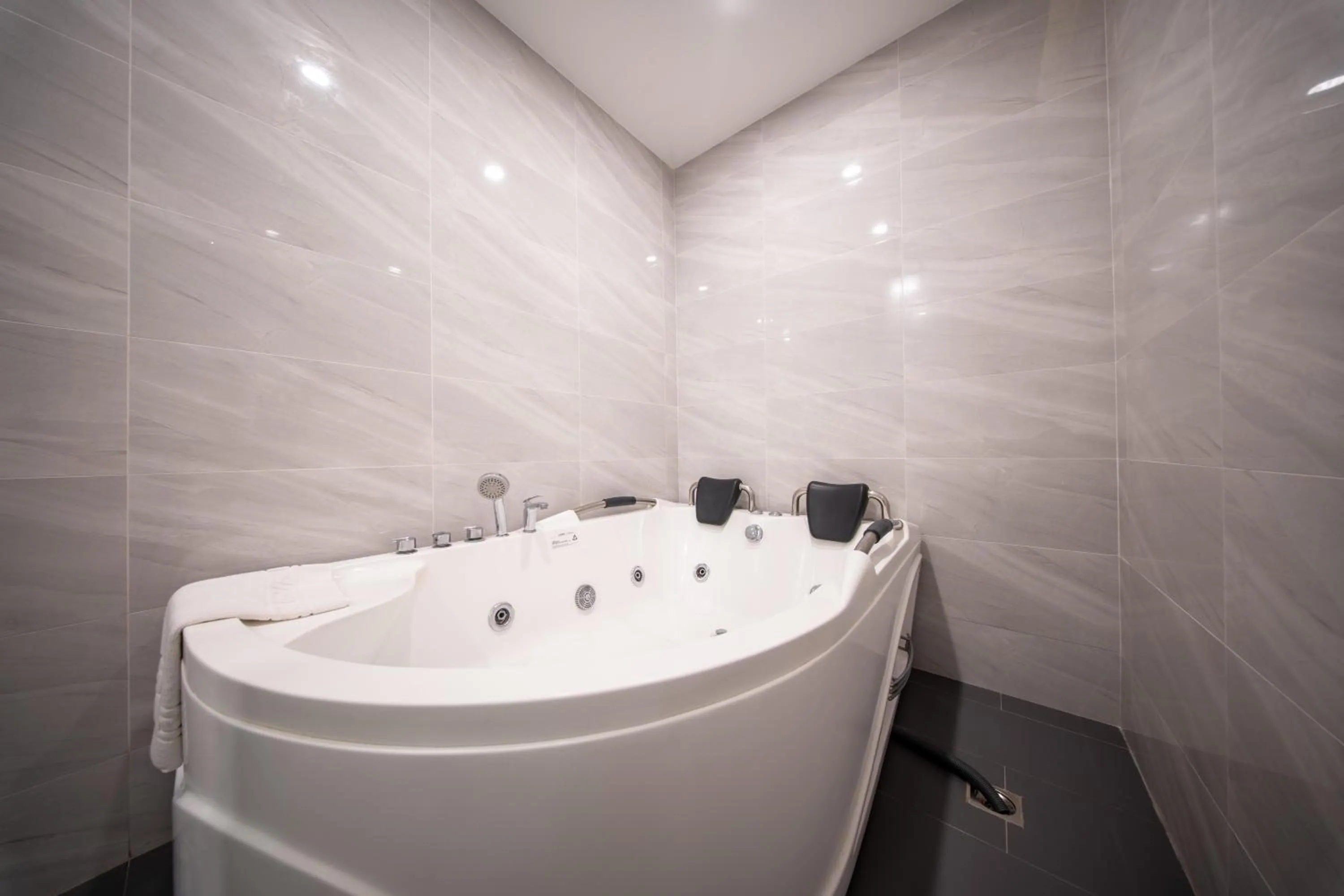 Bath in Best Western Plus Hotel Subic