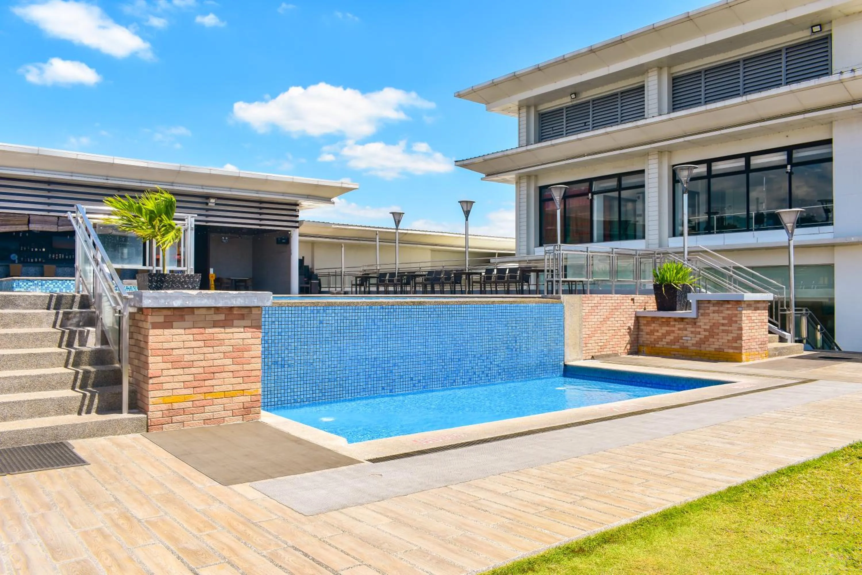 Swimming pool in Best Western Plus Hotel Subic