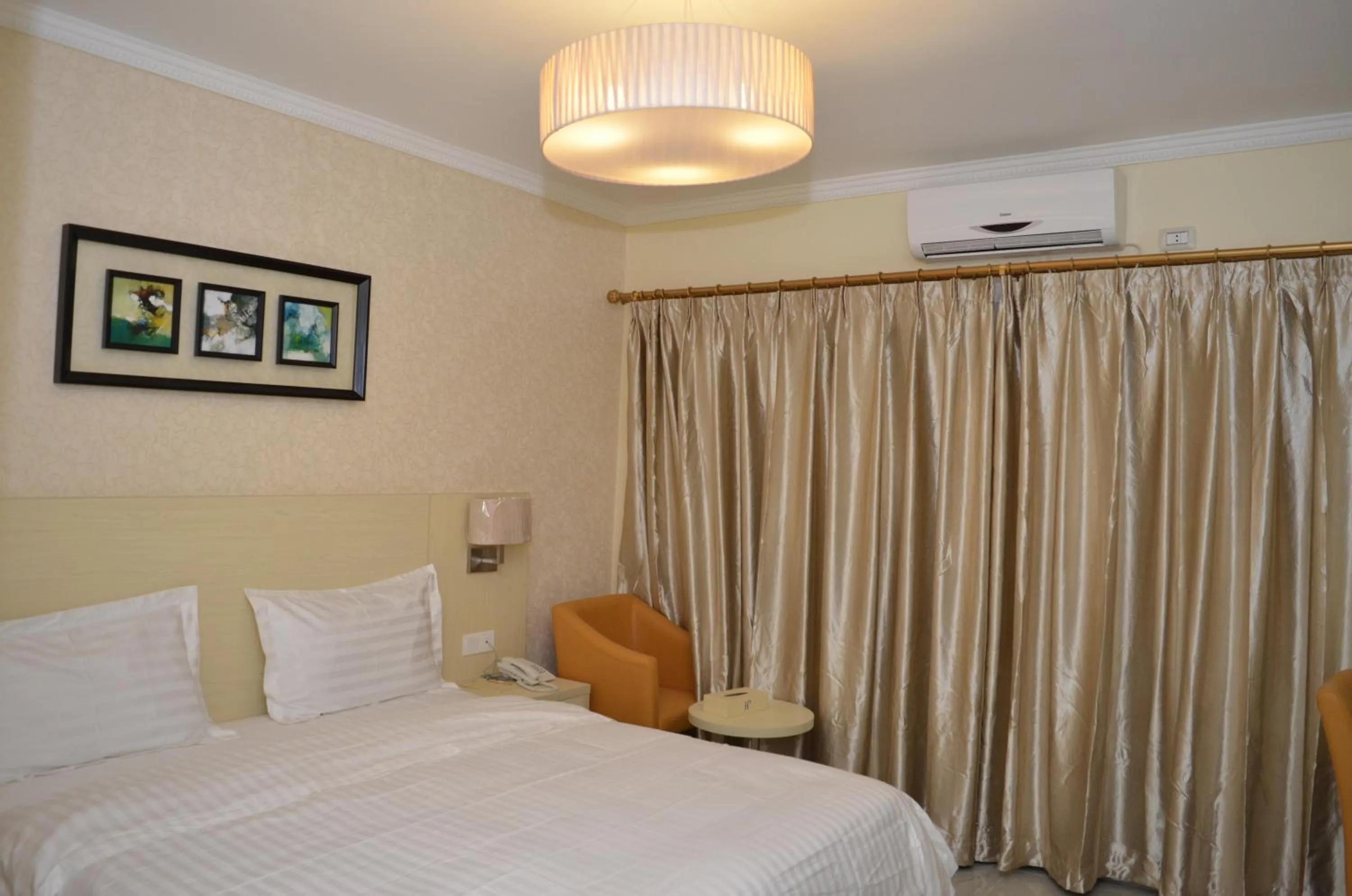 Photo of the whole room, Bed in Hotel Pacific, Lda