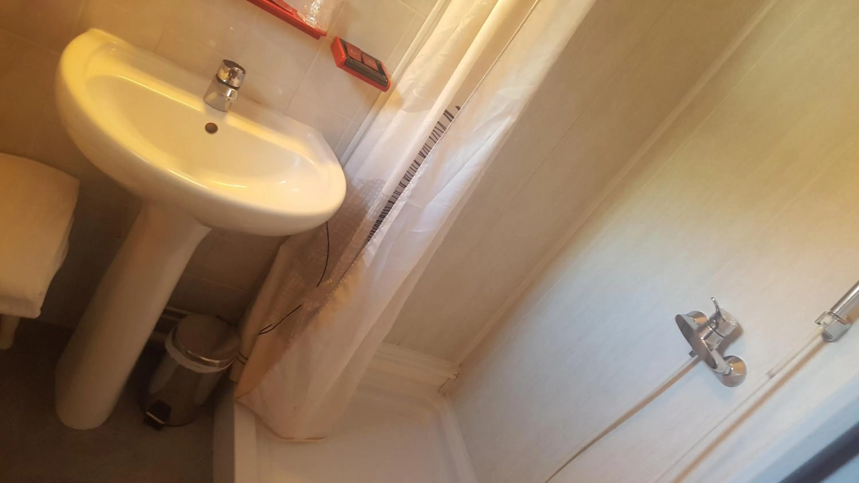 Shower in Hotel De La Poste