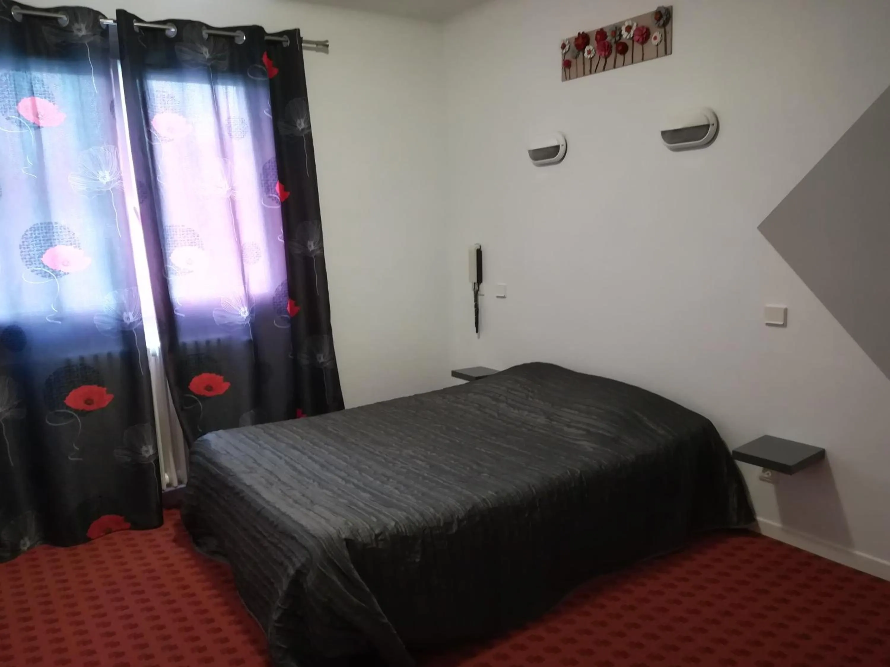 Shower, Bed in Hotel De La Poste