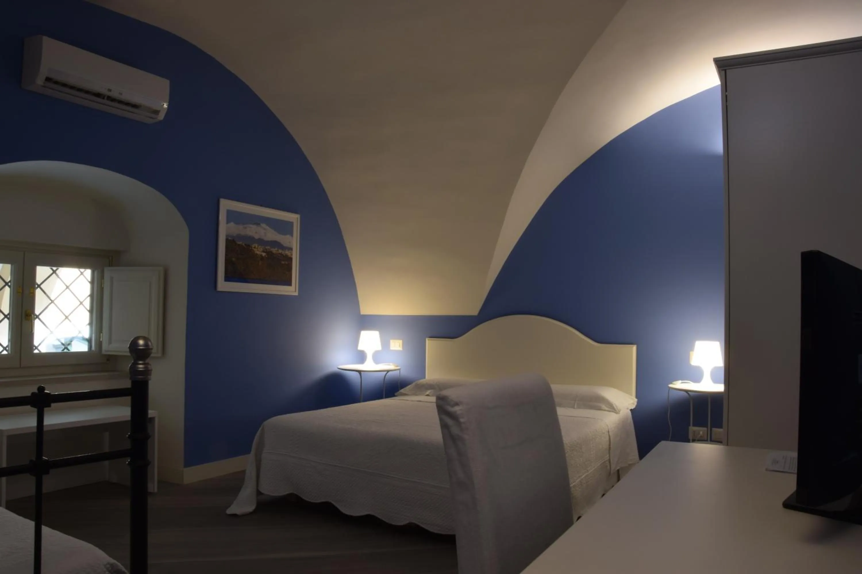 Photo of the whole room, Bed in Residenza Cavour