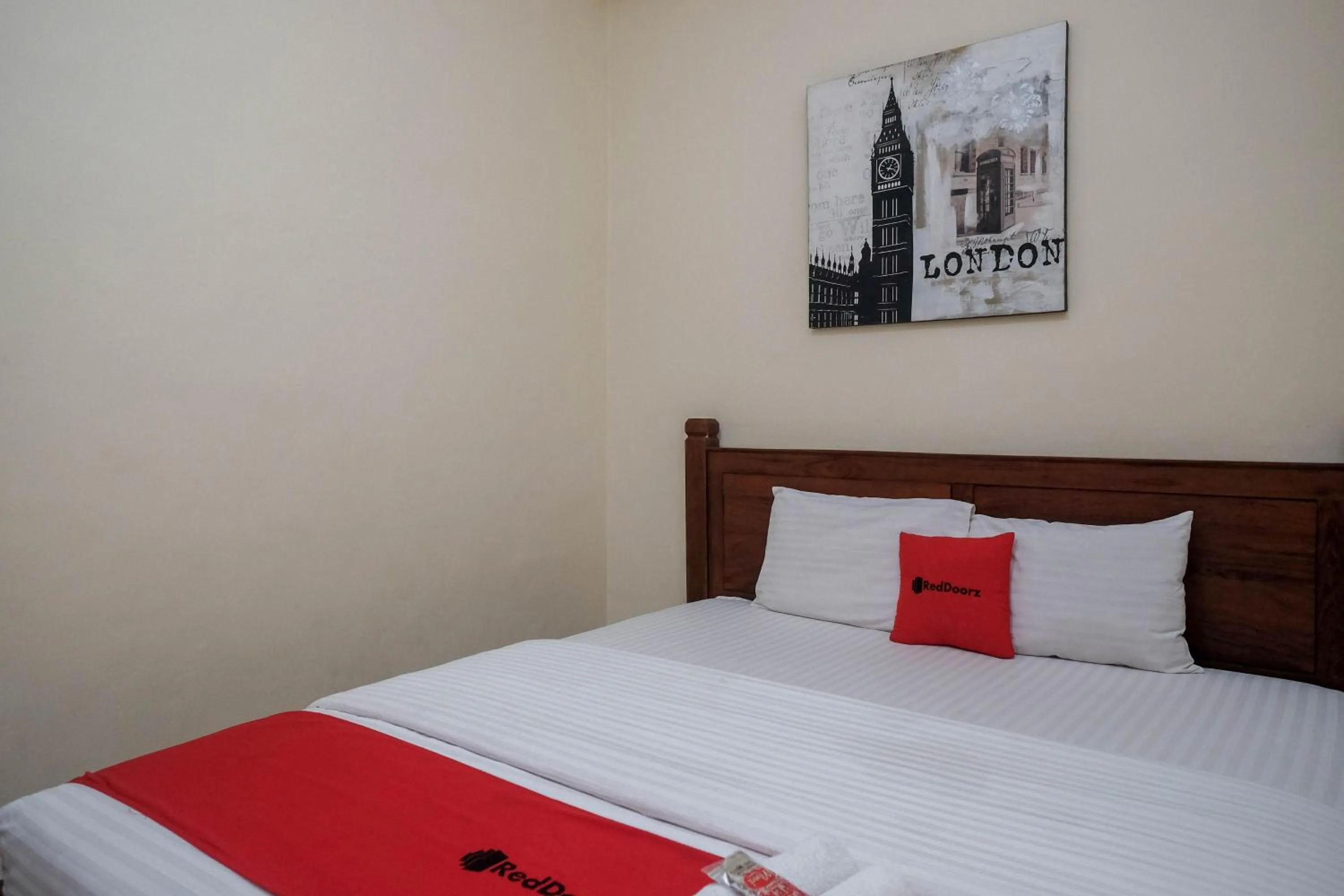 Bedroom, Bed in RedDoorz at Solo Baru