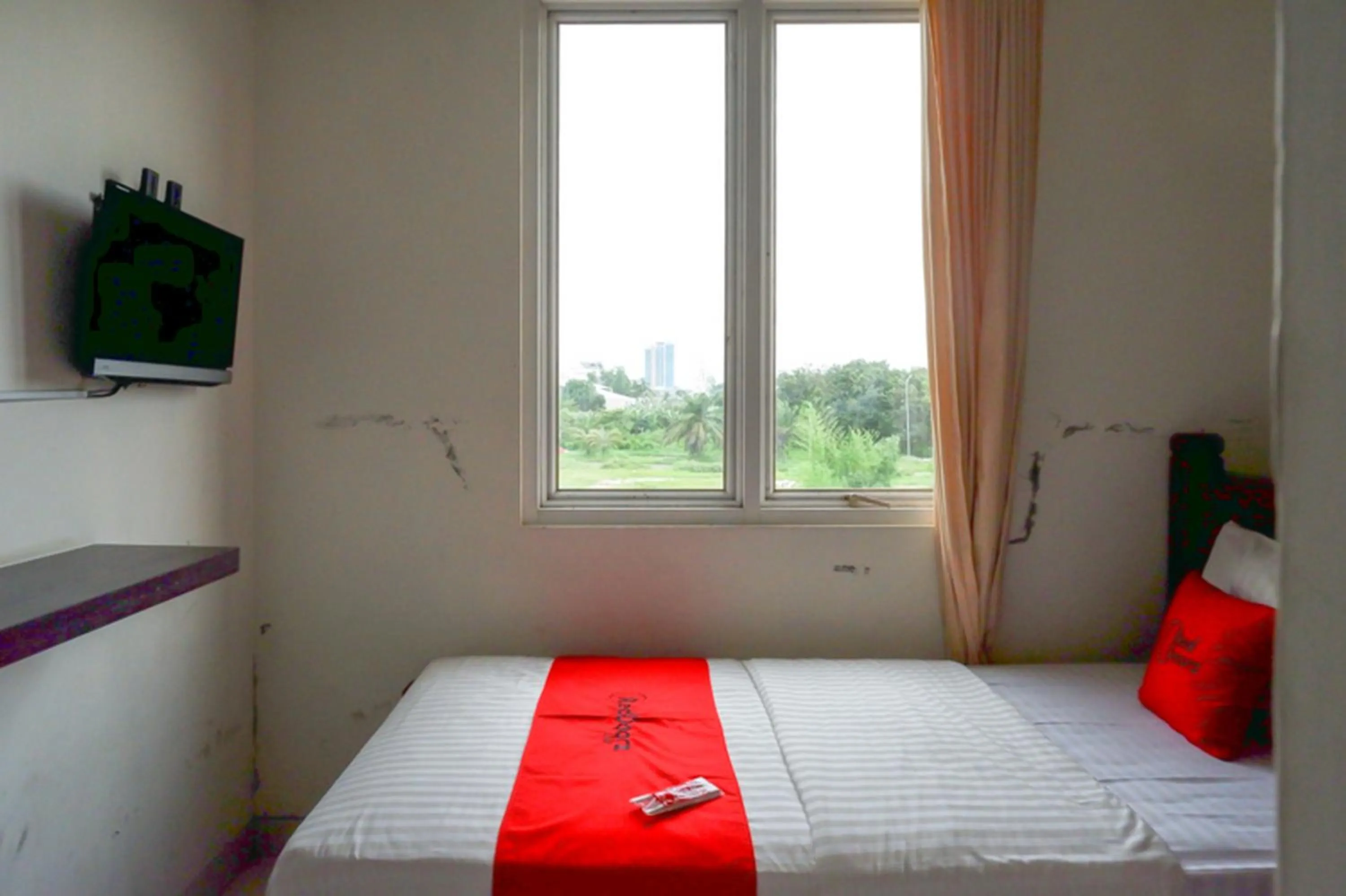 Bedroom, Bed in RedDoorz at Solo Baru