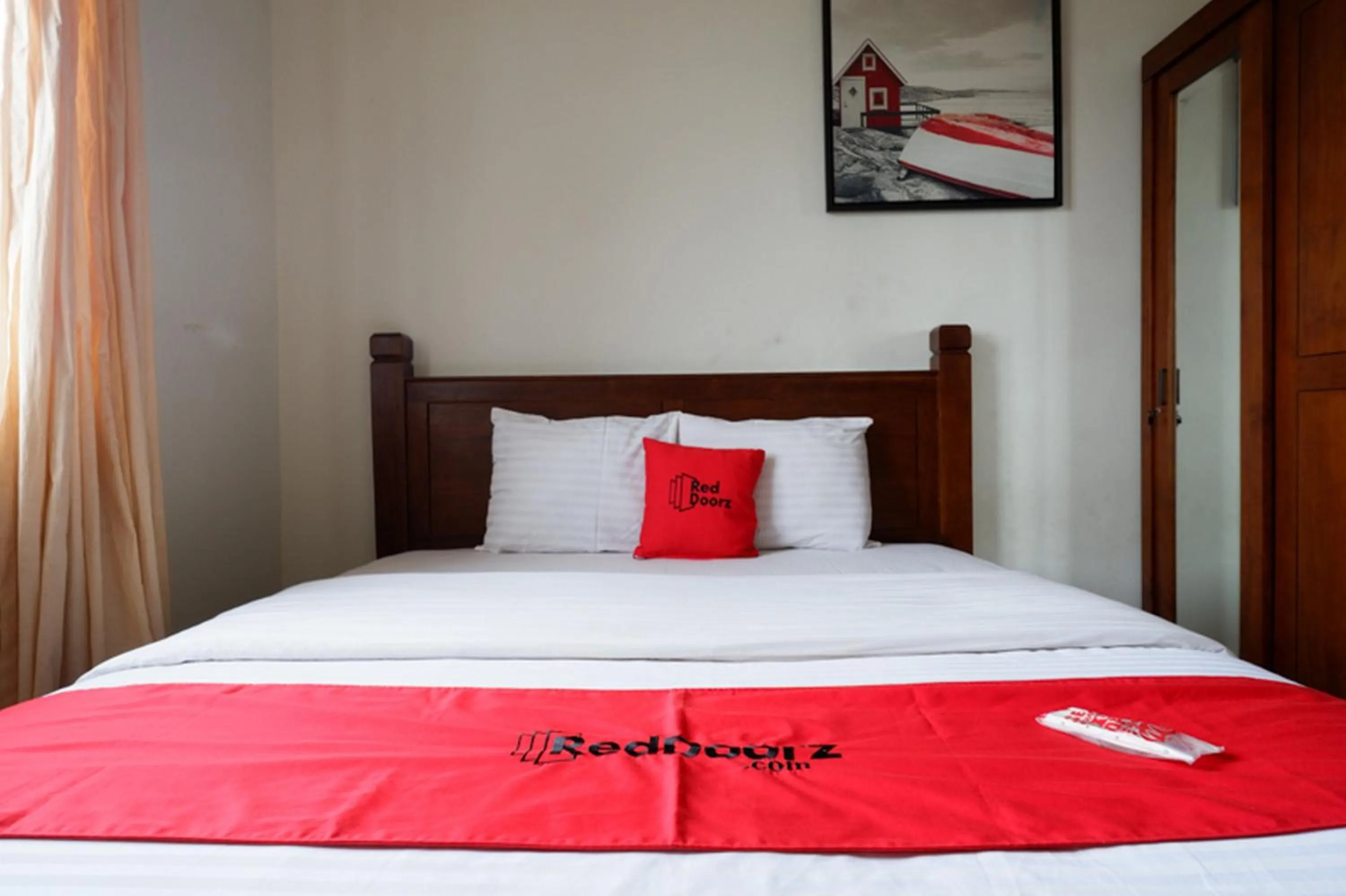 Bedroom, Bed in RedDoorz at Solo Baru