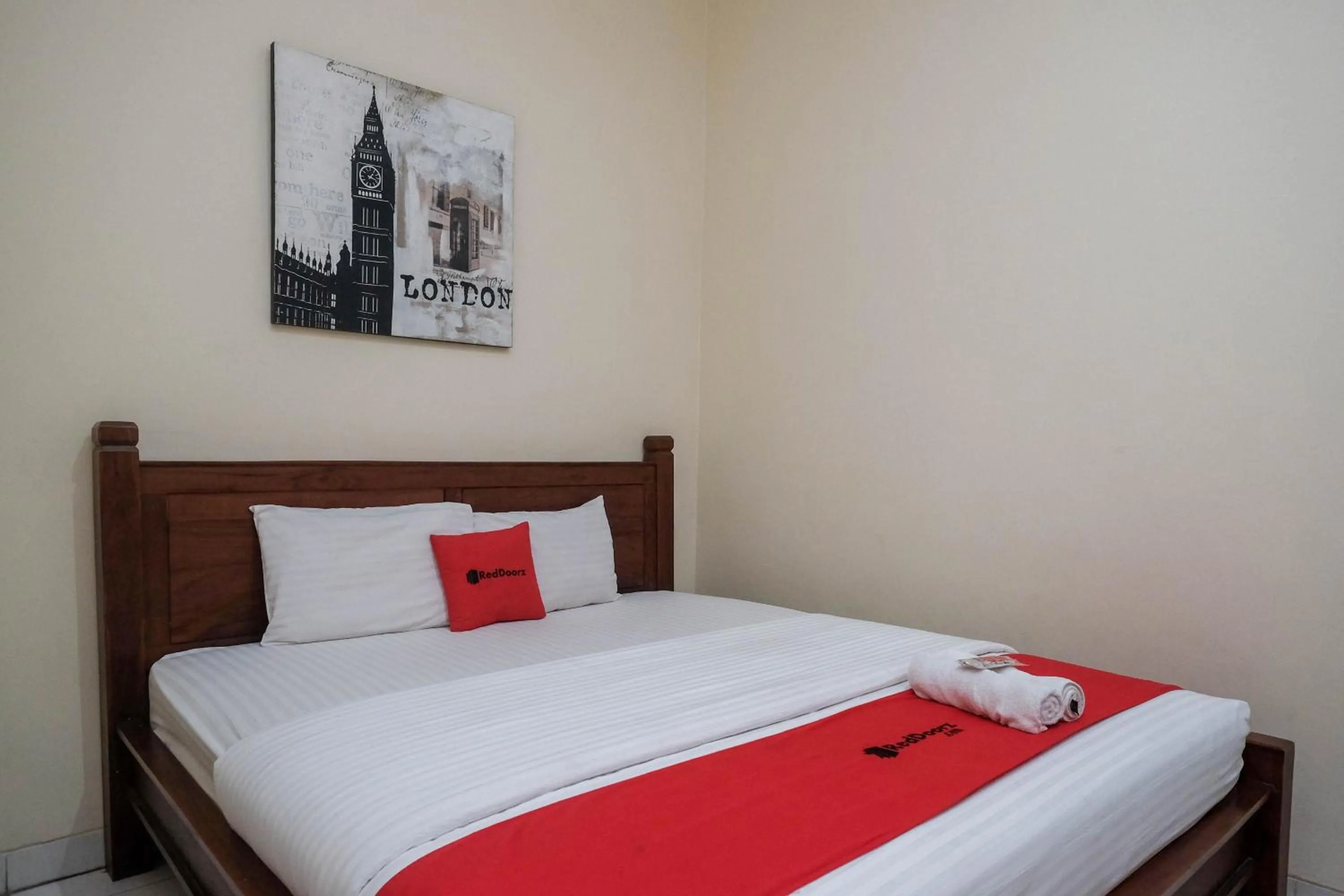 Bedroom, Bed in RedDoorz at Solo Baru