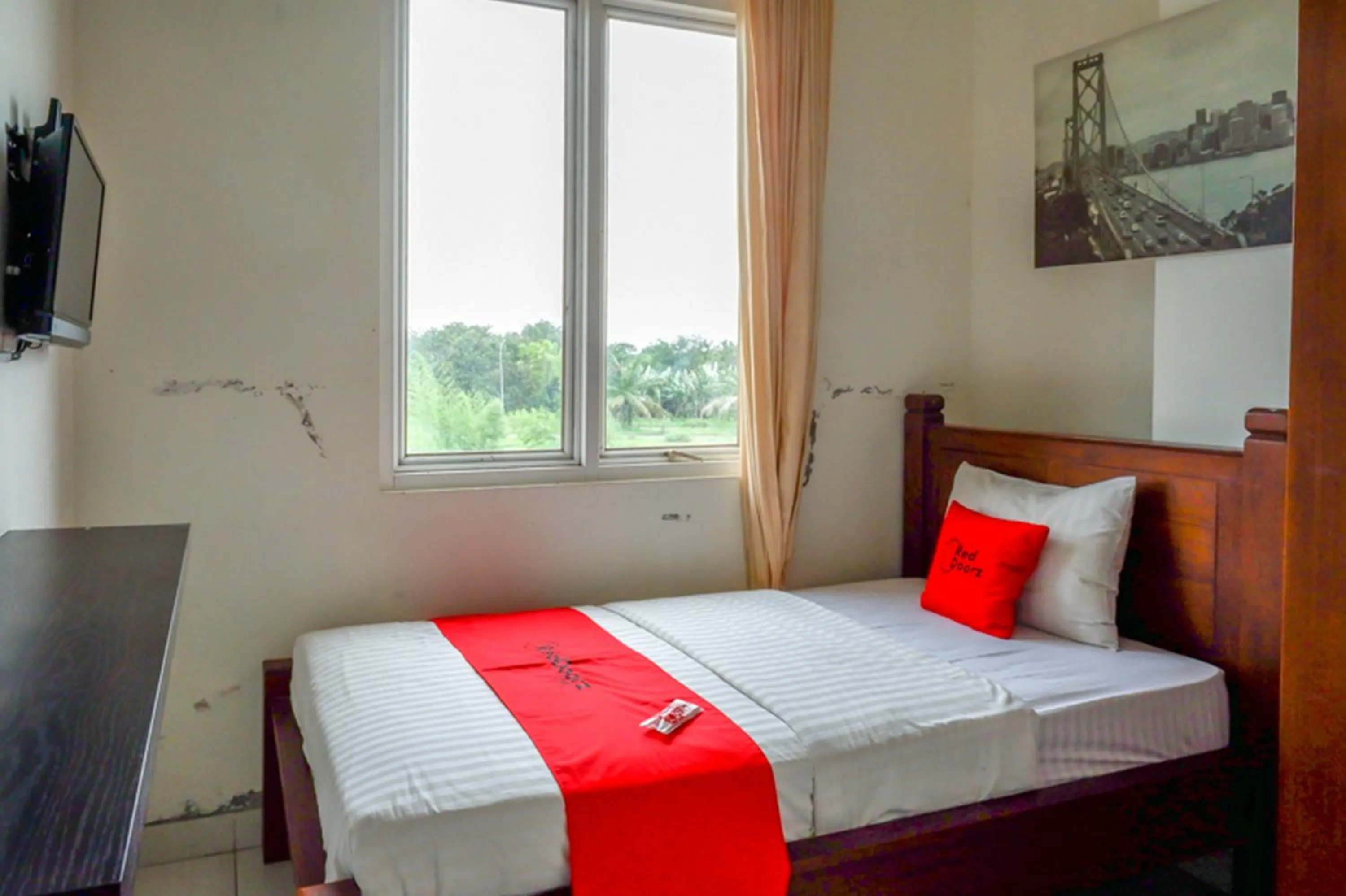 Bedroom, Bed in RedDoorz at Solo Baru