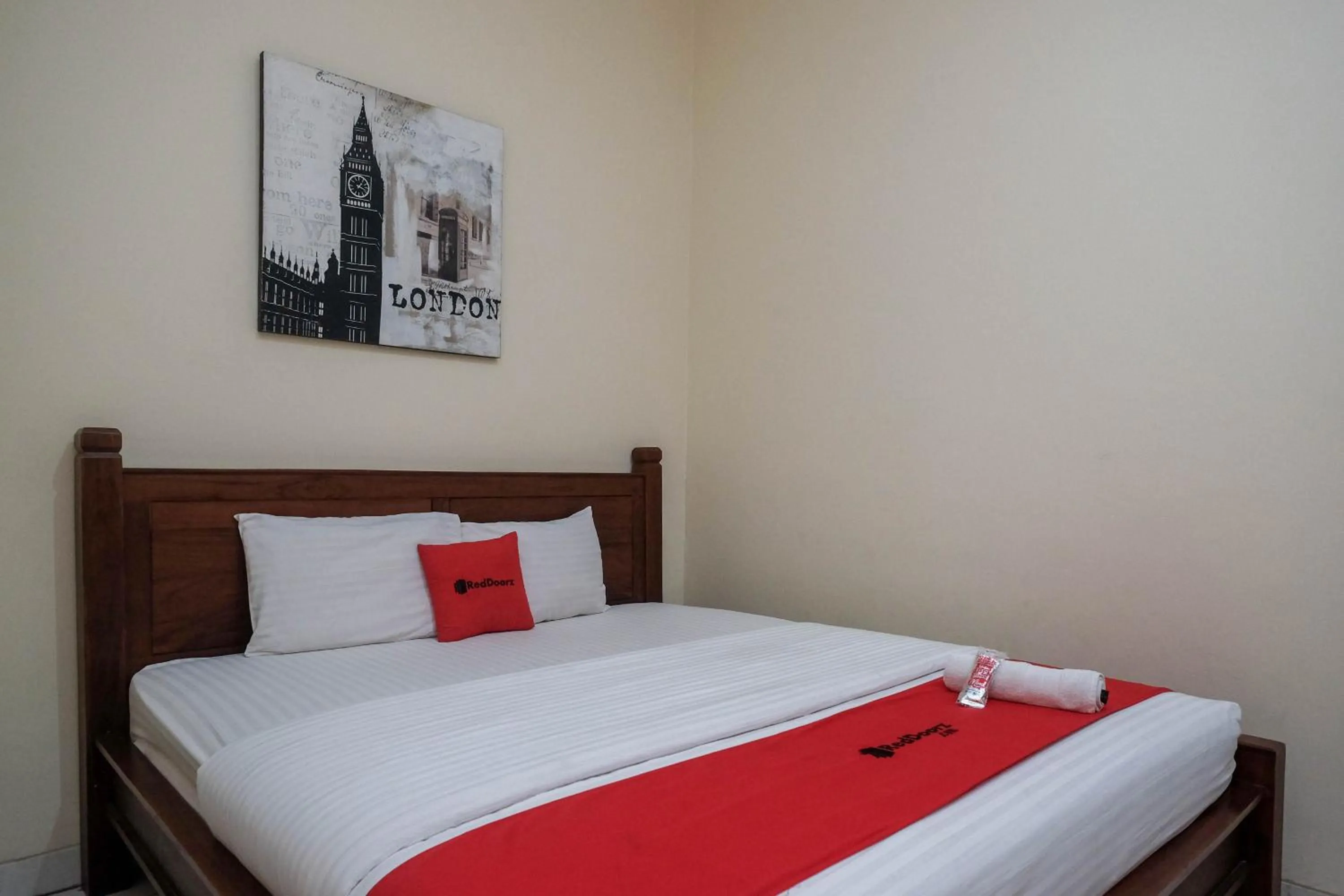 Bedroom, Bed in RedDoorz at Solo Baru