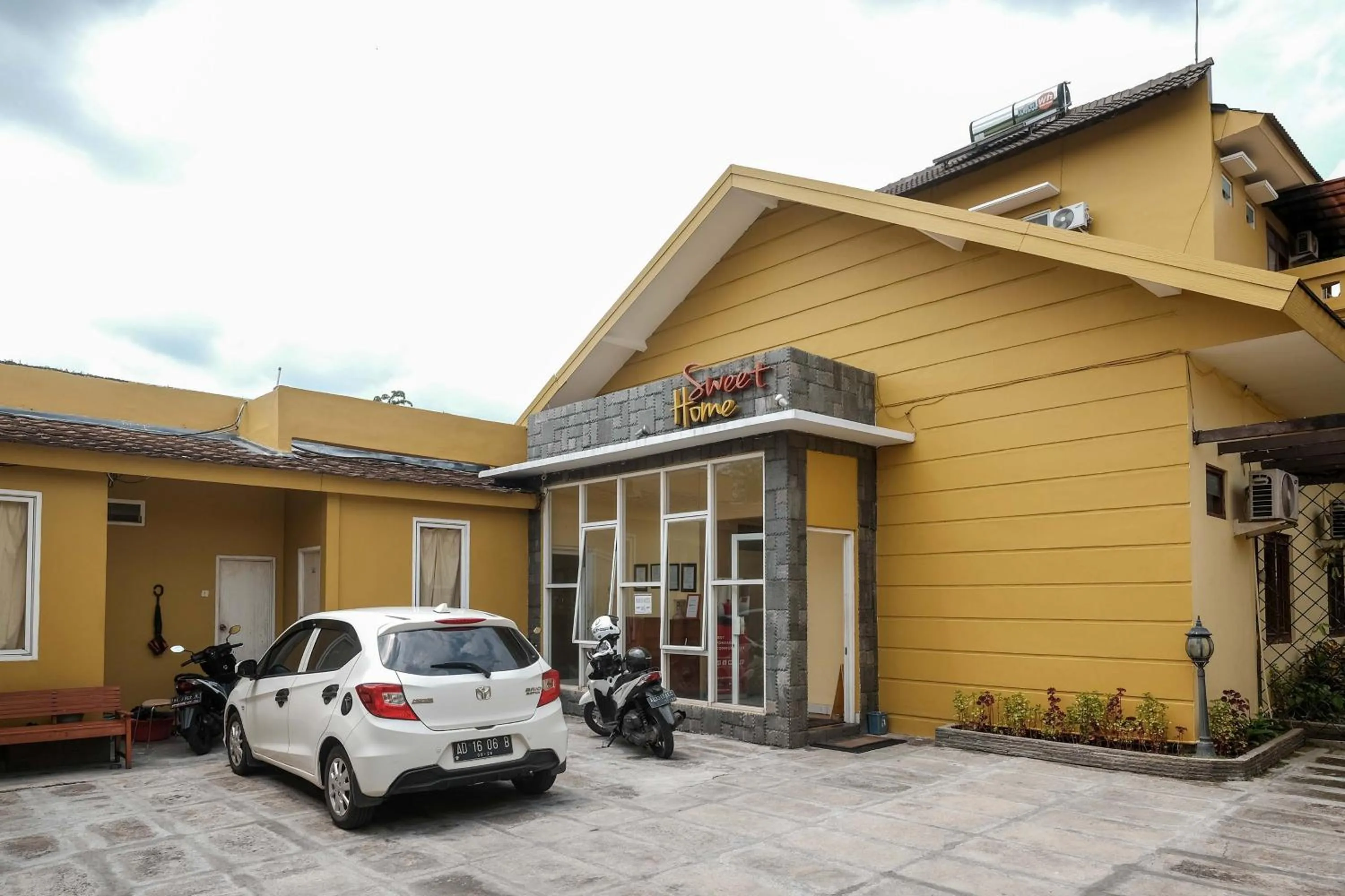 Facade/entrance in RedDoorz at Solo Baru