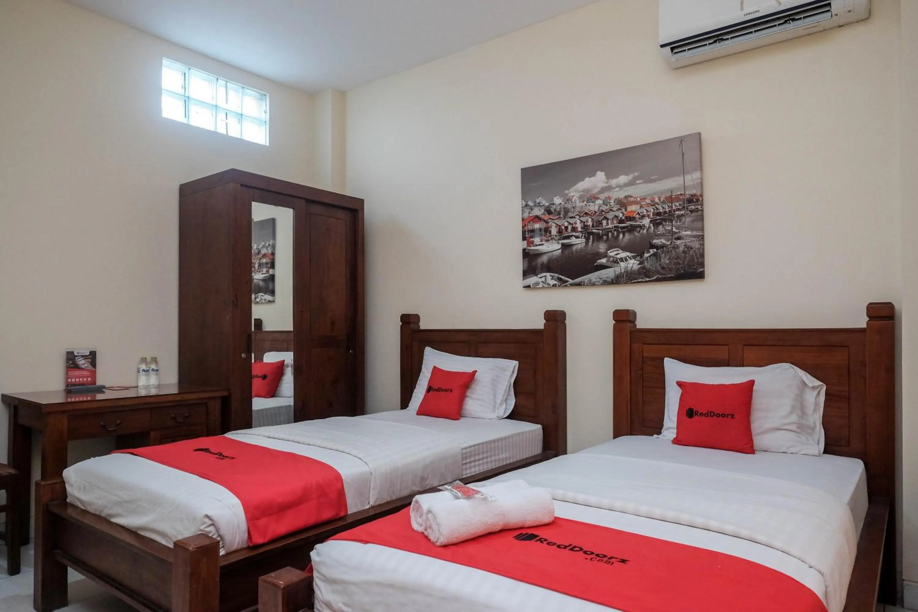 Bedroom, Bed in RedDoorz at Solo Baru