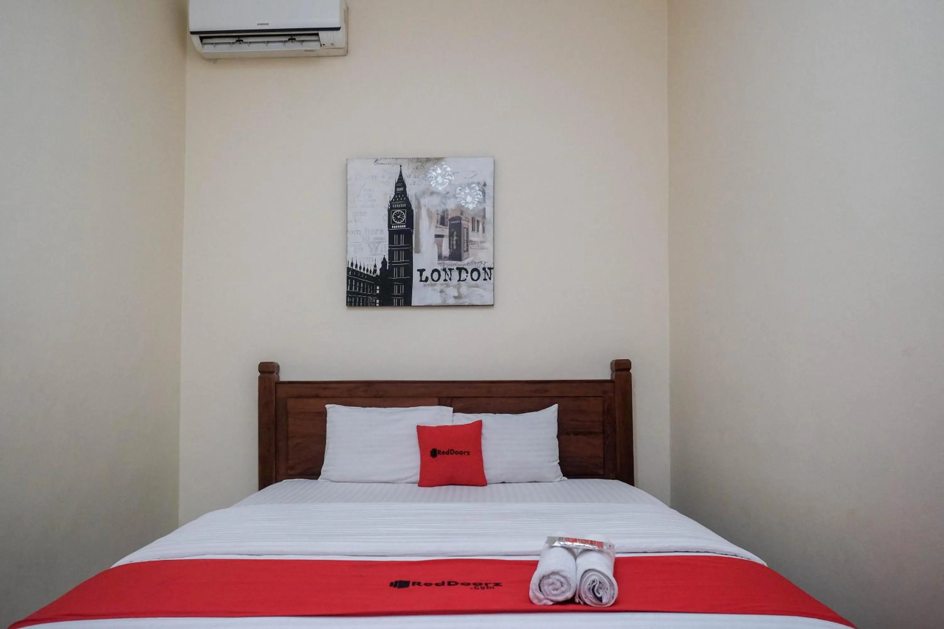 Bedroom, Bed in RedDoorz at Solo Baru