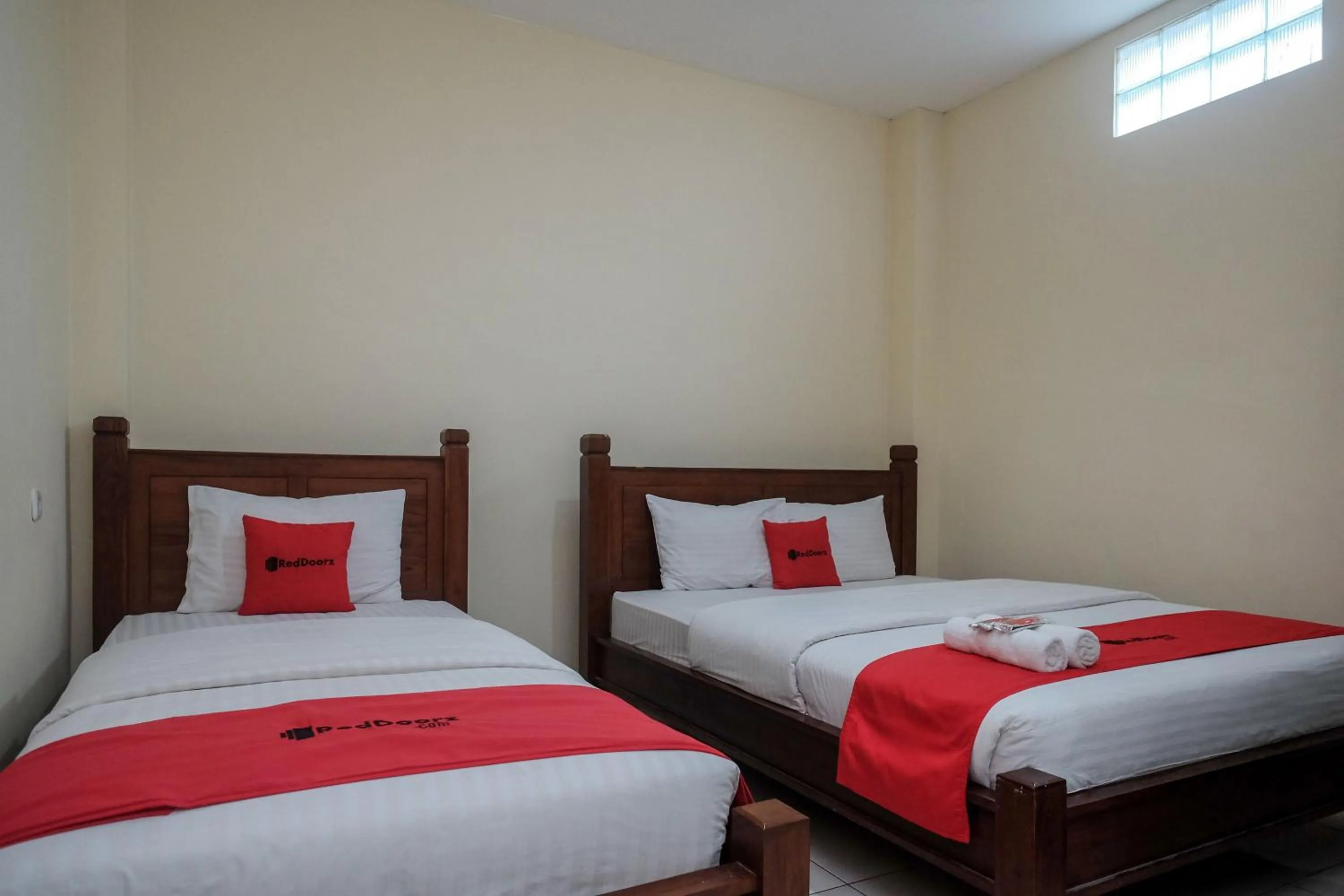 Bedroom, Bed in RedDoorz at Solo Baru