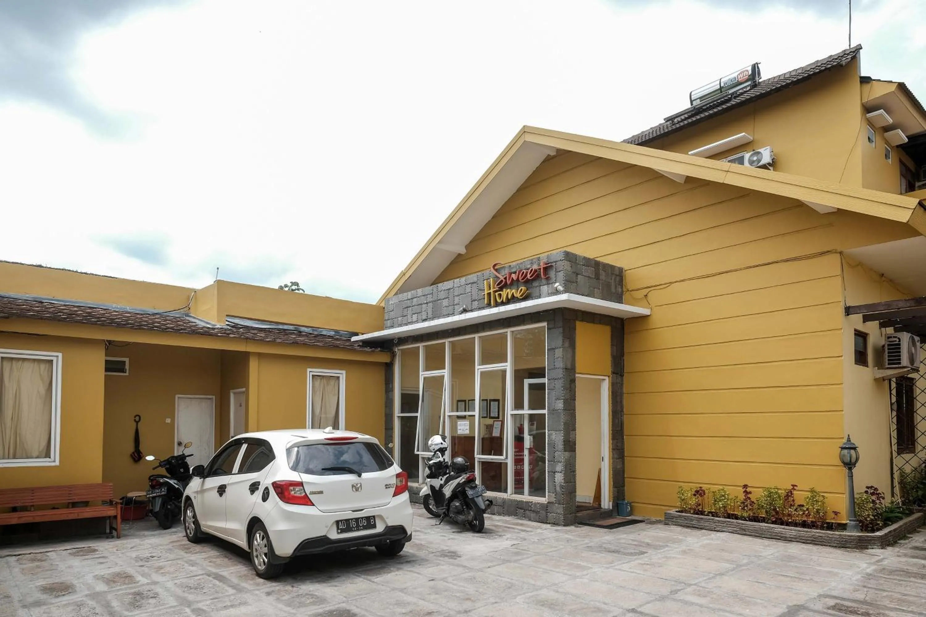 Facade/entrance in RedDoorz at Solo Baru