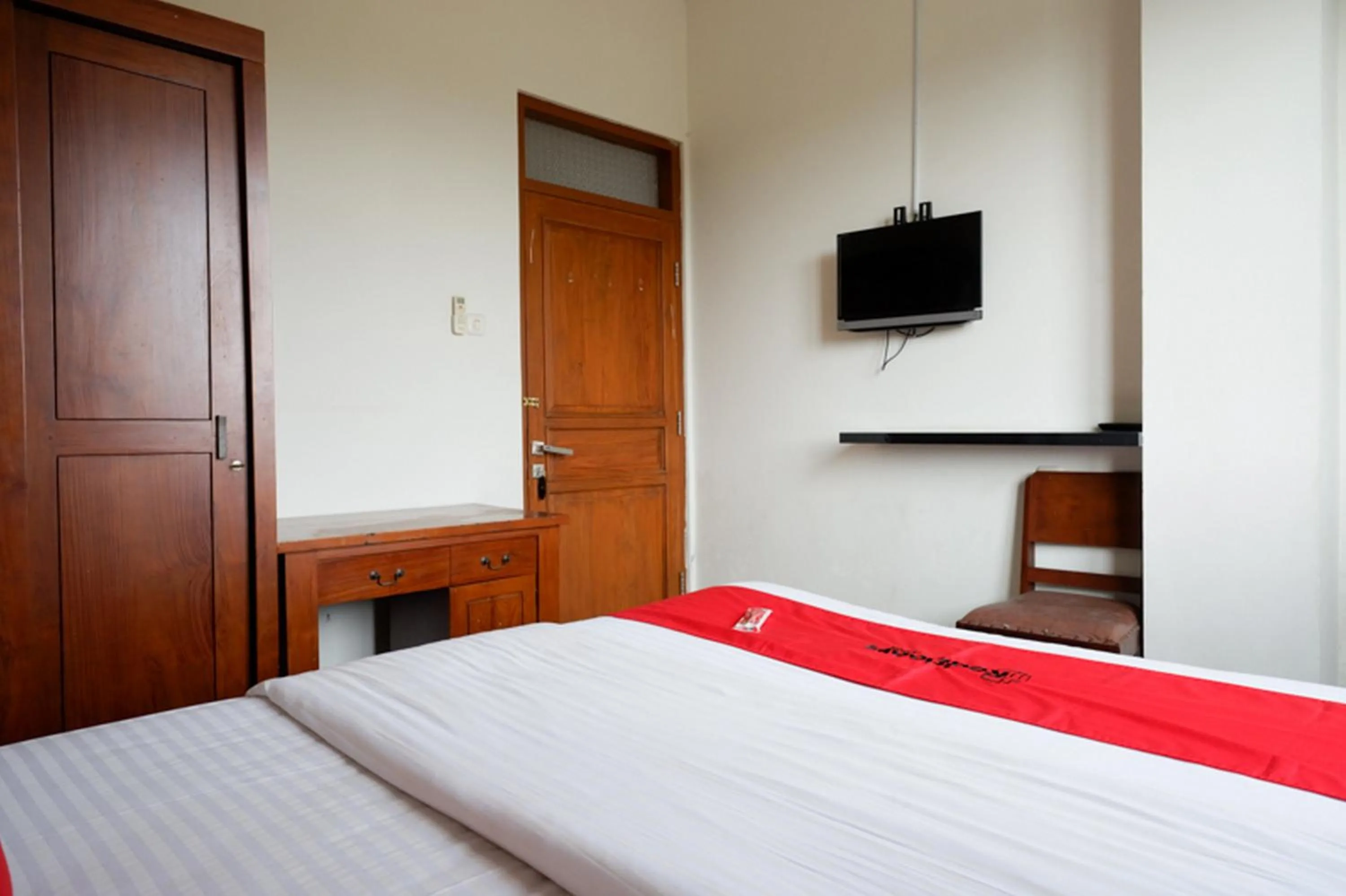 wardrobe, Bed in RedDoorz at Solo Baru