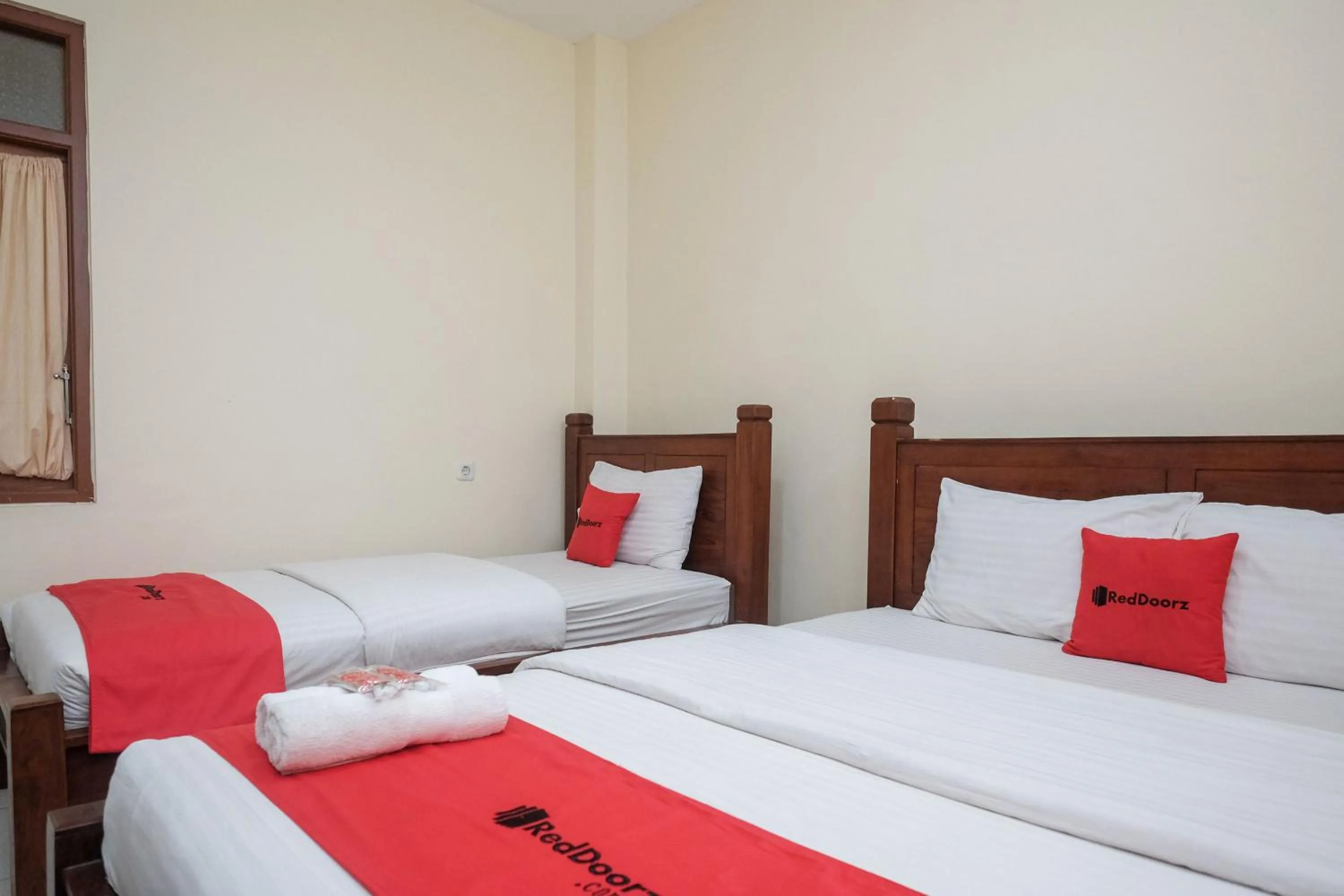 Bedroom, Bed in RedDoorz at Solo Baru