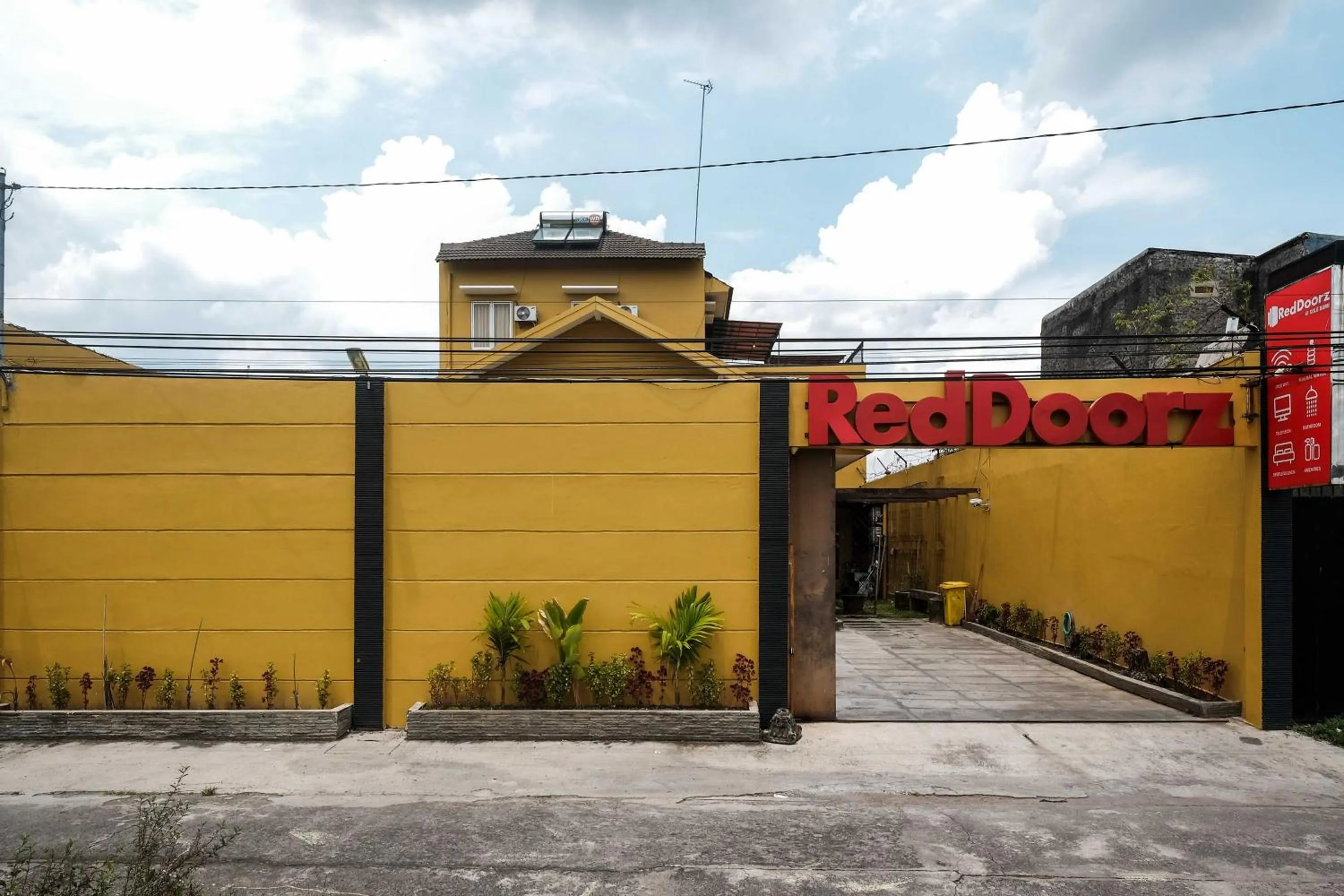 Facade/entrance in RedDoorz at Solo Baru