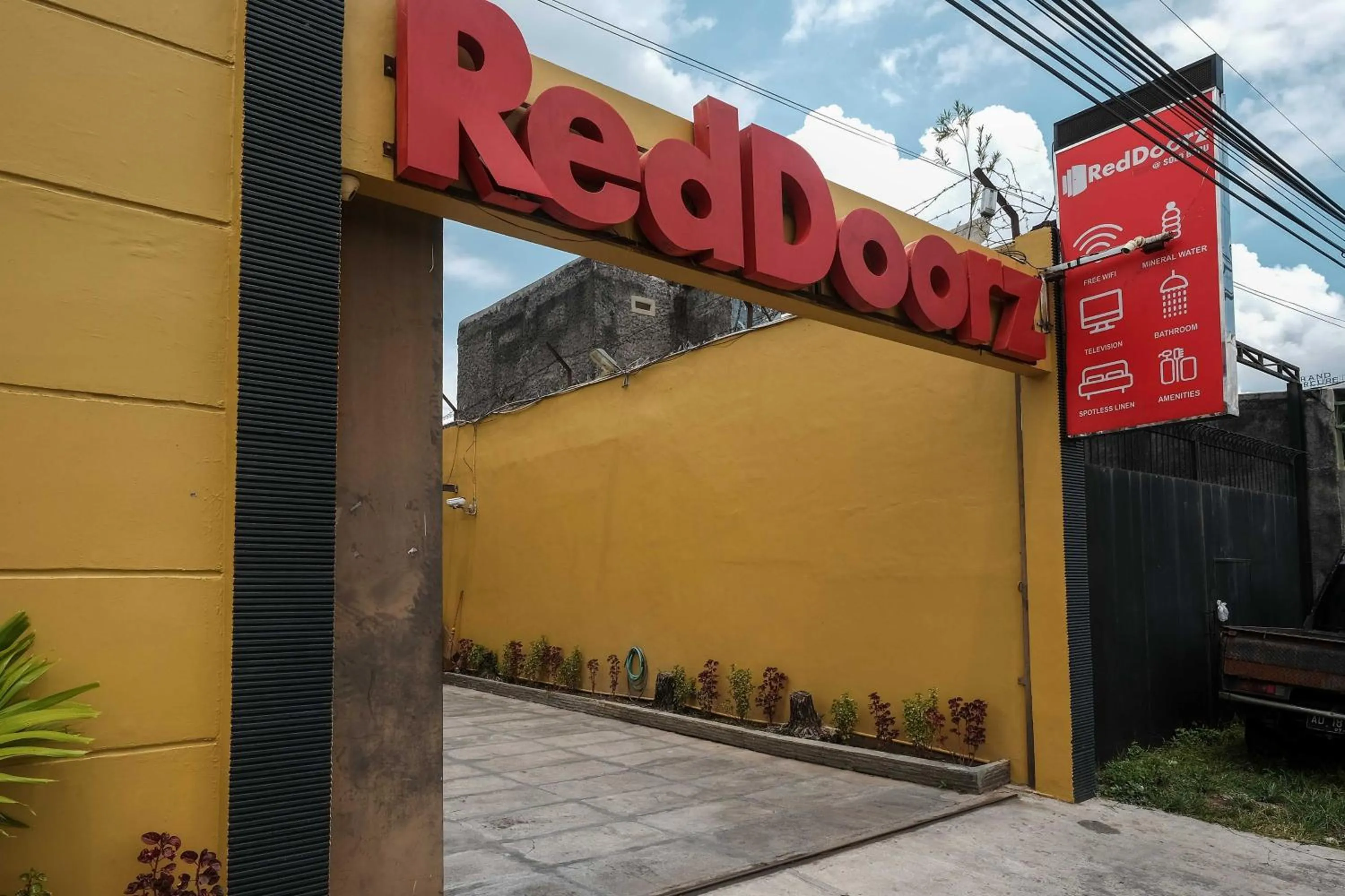 Facade/entrance in RedDoorz at Solo Baru
