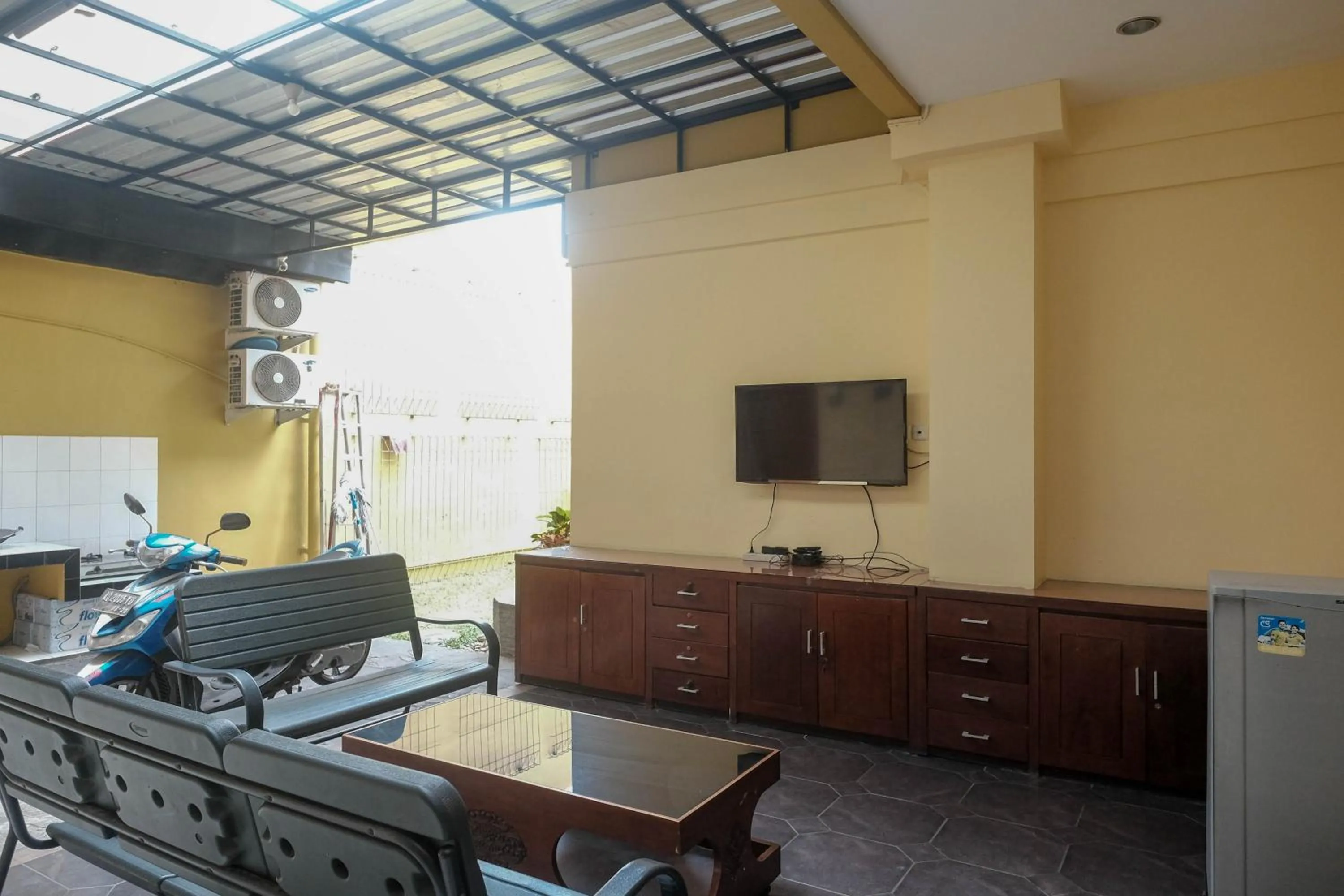 Seating area in RedDoorz at Solo Baru