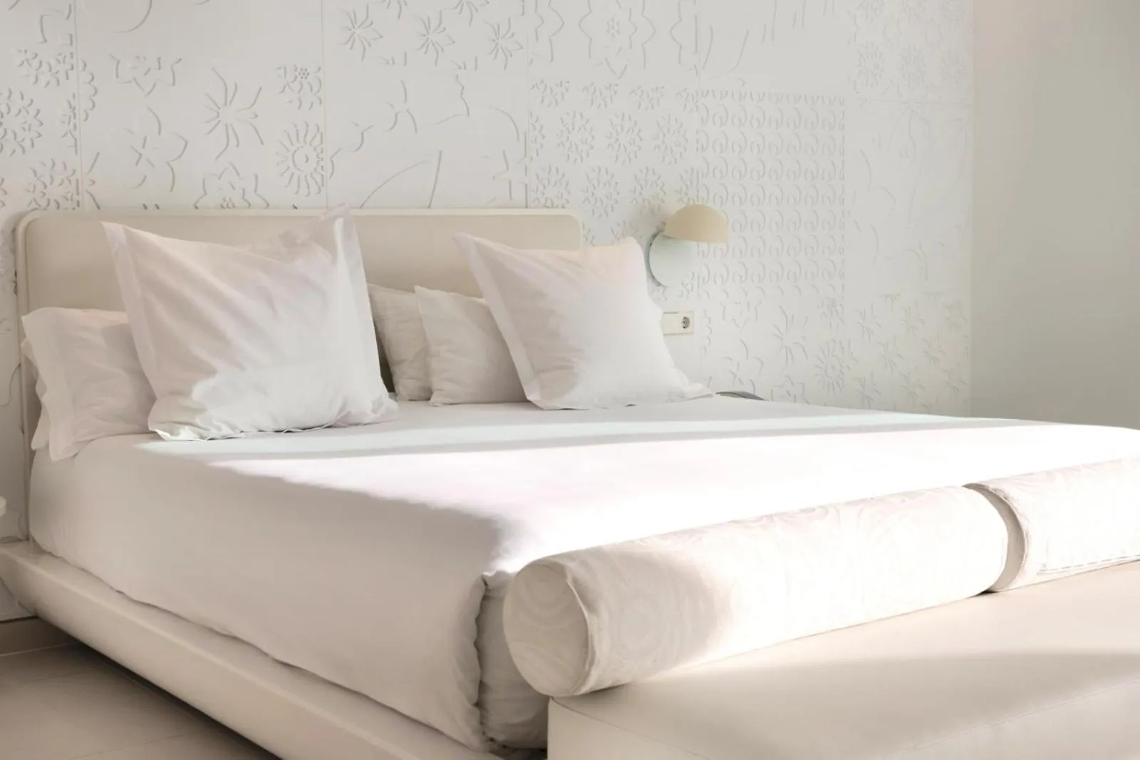 Bedroom, Bed in The Donna Portals