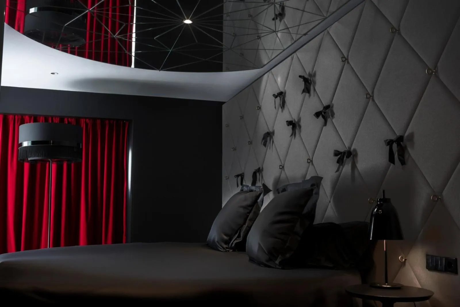 Bedroom, Bed in The Donna Portals