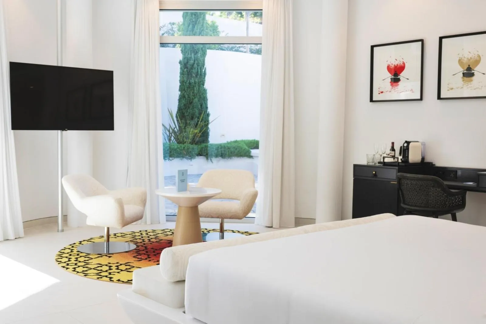 Photo of the whole room, Bed in The Donna Portals