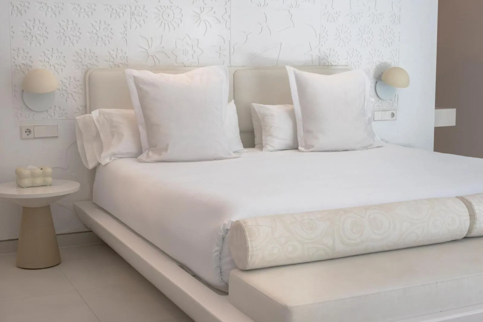 Bedroom, Bed in The Donna Portals