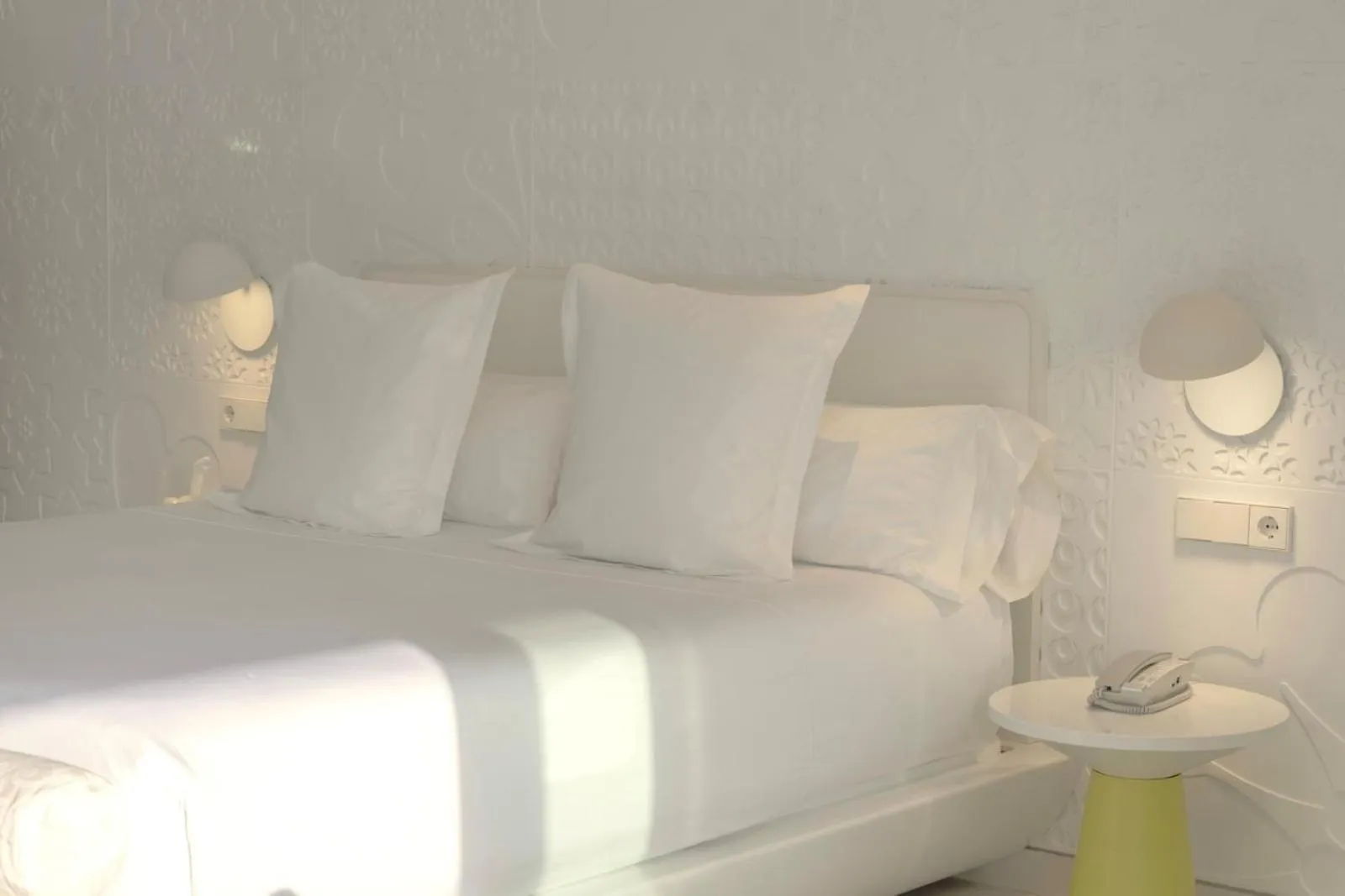 Bedroom, Bed in The Donna Portals