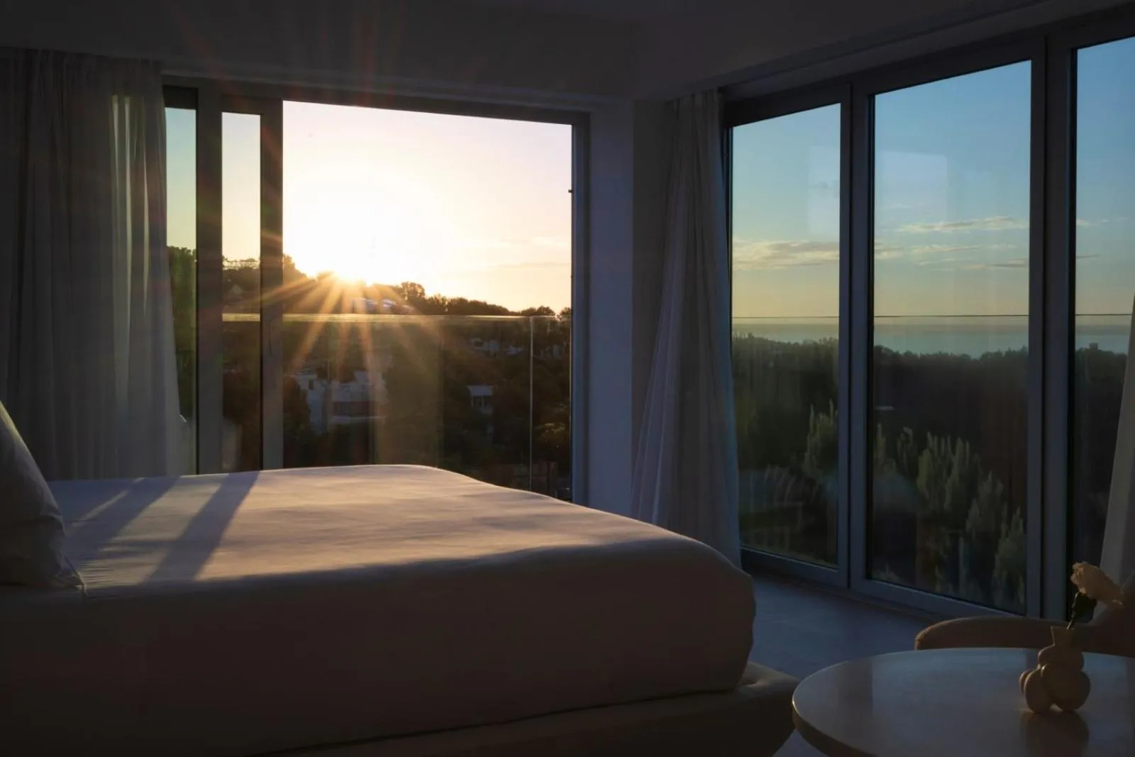 Photo of the whole room, Bed in The Donna Portals