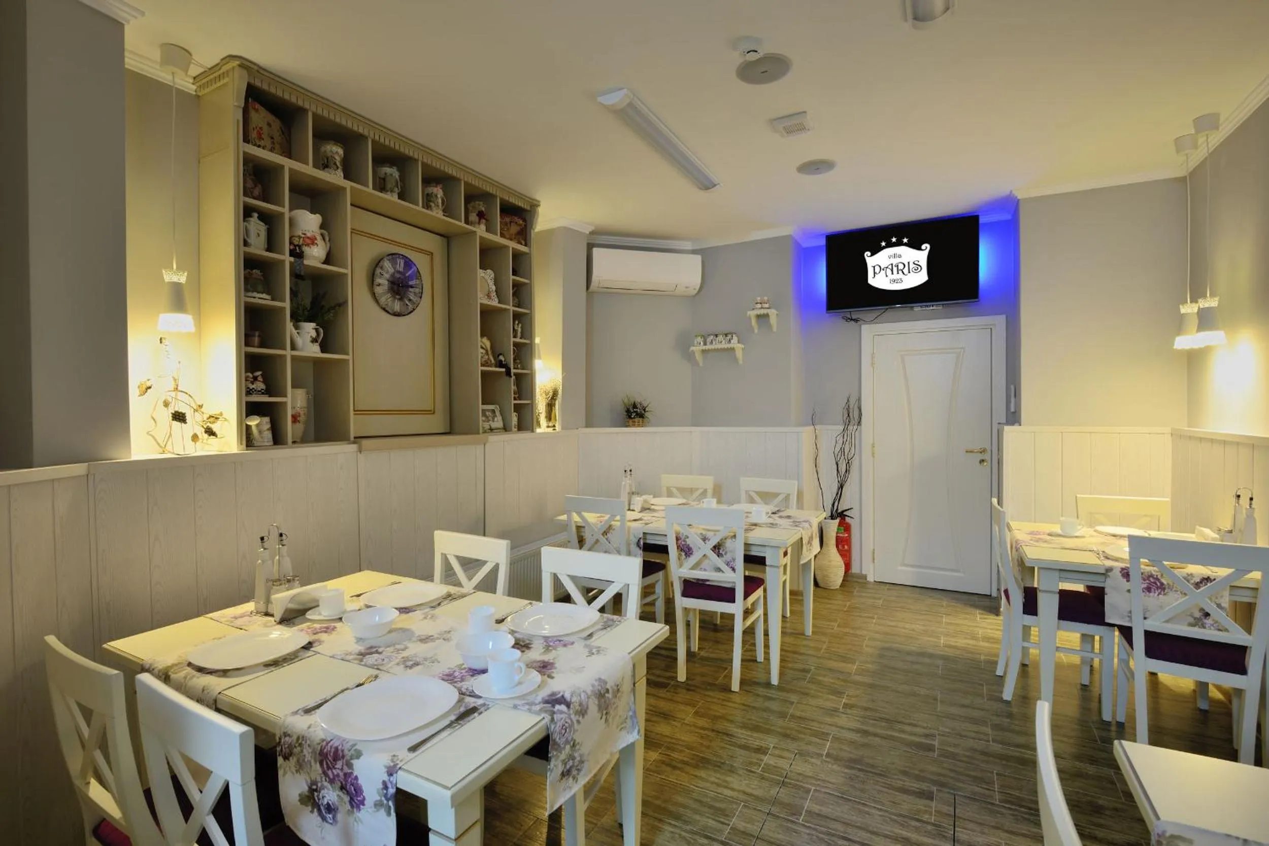 Communal lounge/ TV room in Villa Paris