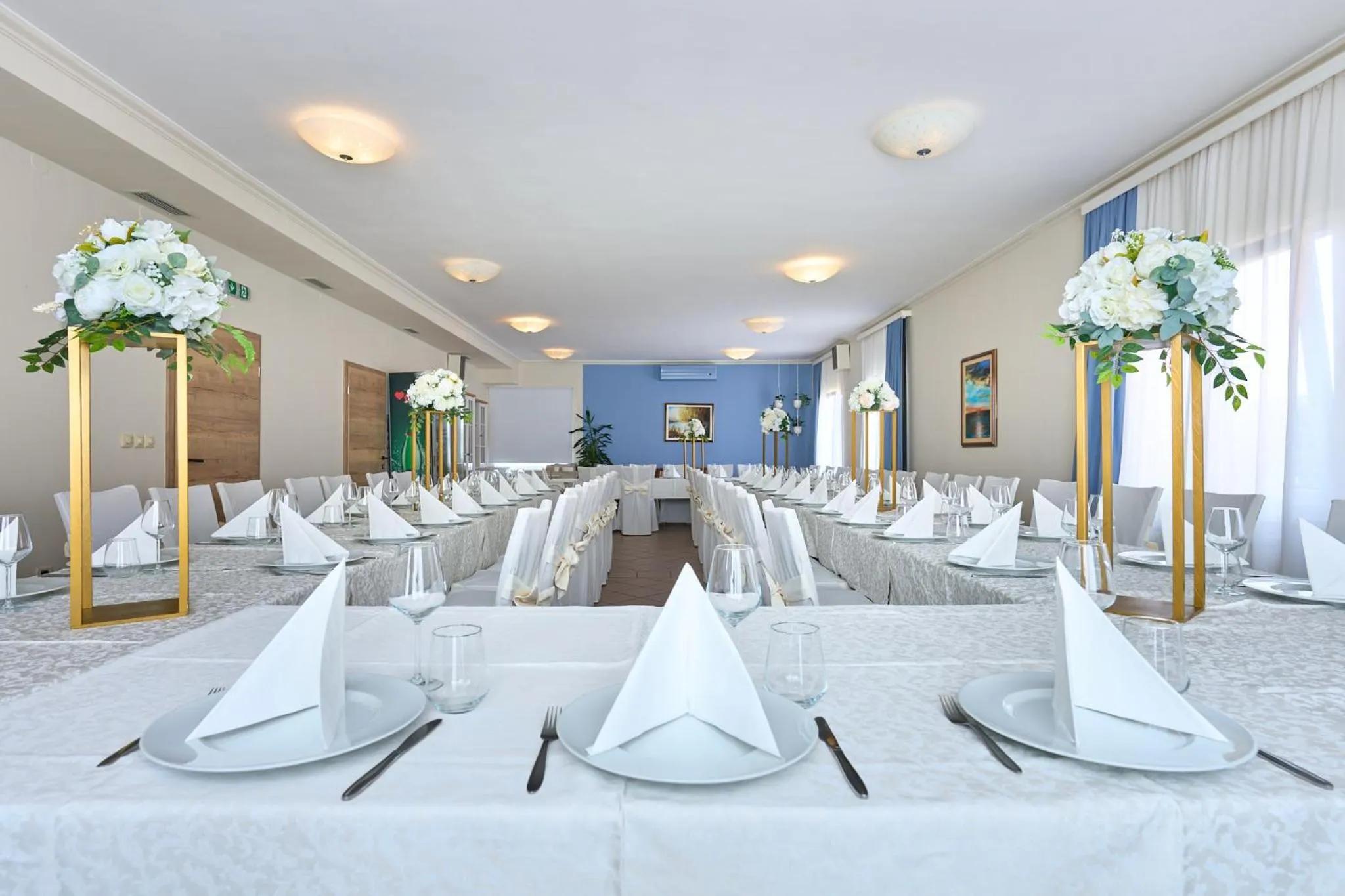 Restaurant/places to eat in Hotel Phoenix