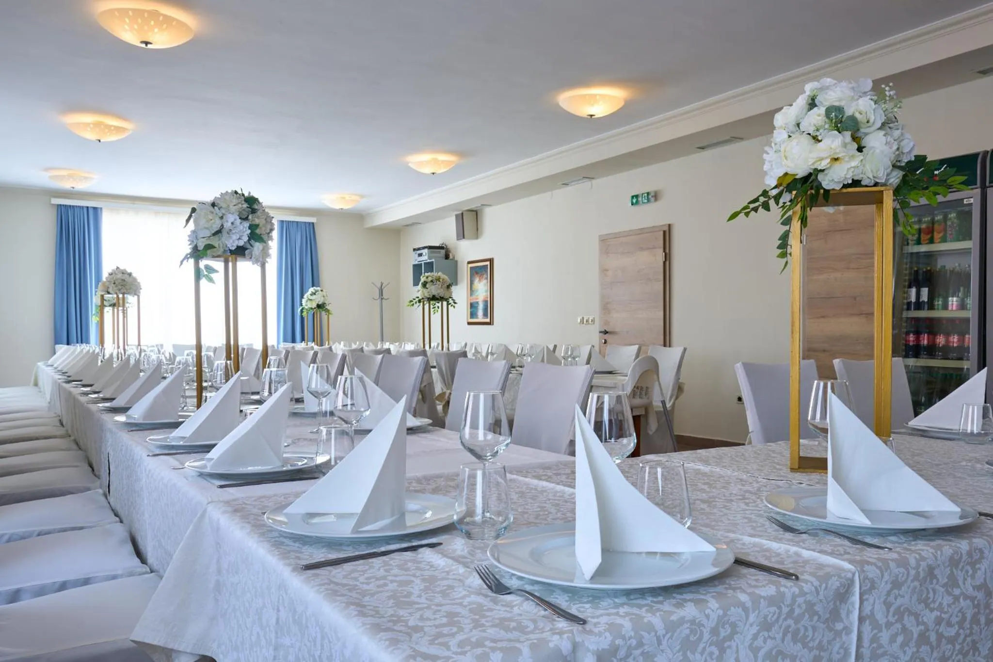 Restaurant/places to eat in Hotel Phoenix