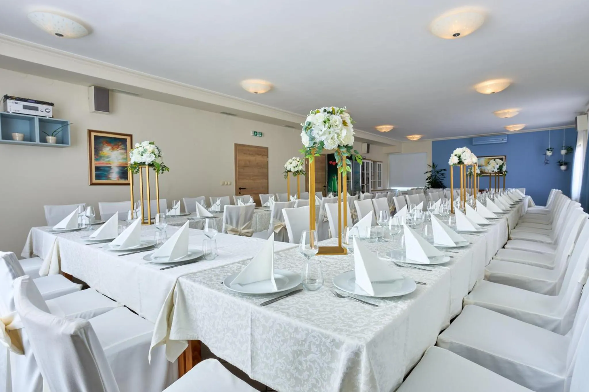 Restaurant/places to eat in Hotel Phoenix