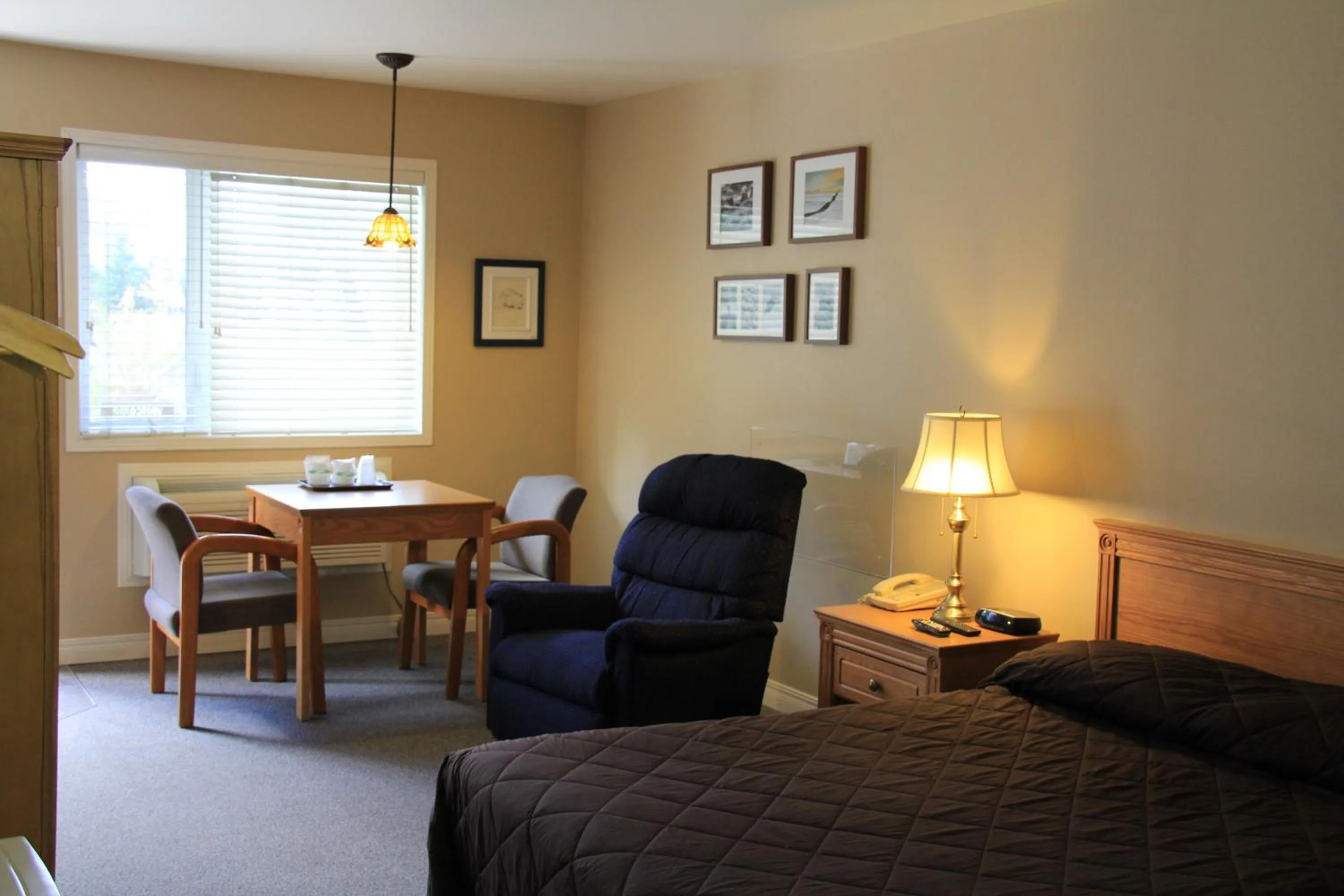 Bed in Motel Alexandrin