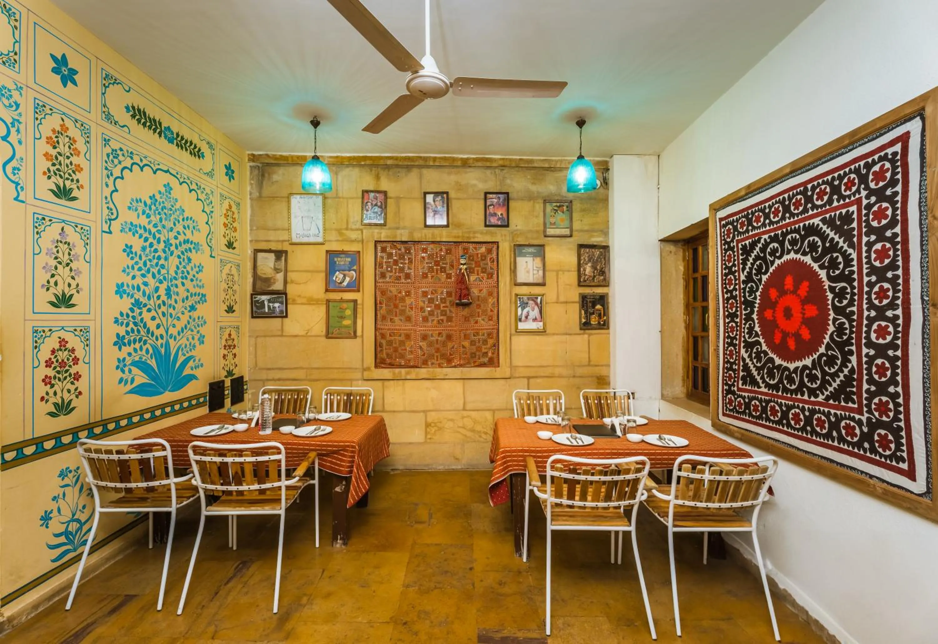 Restaurant/places to eat in Hotel Heritage House