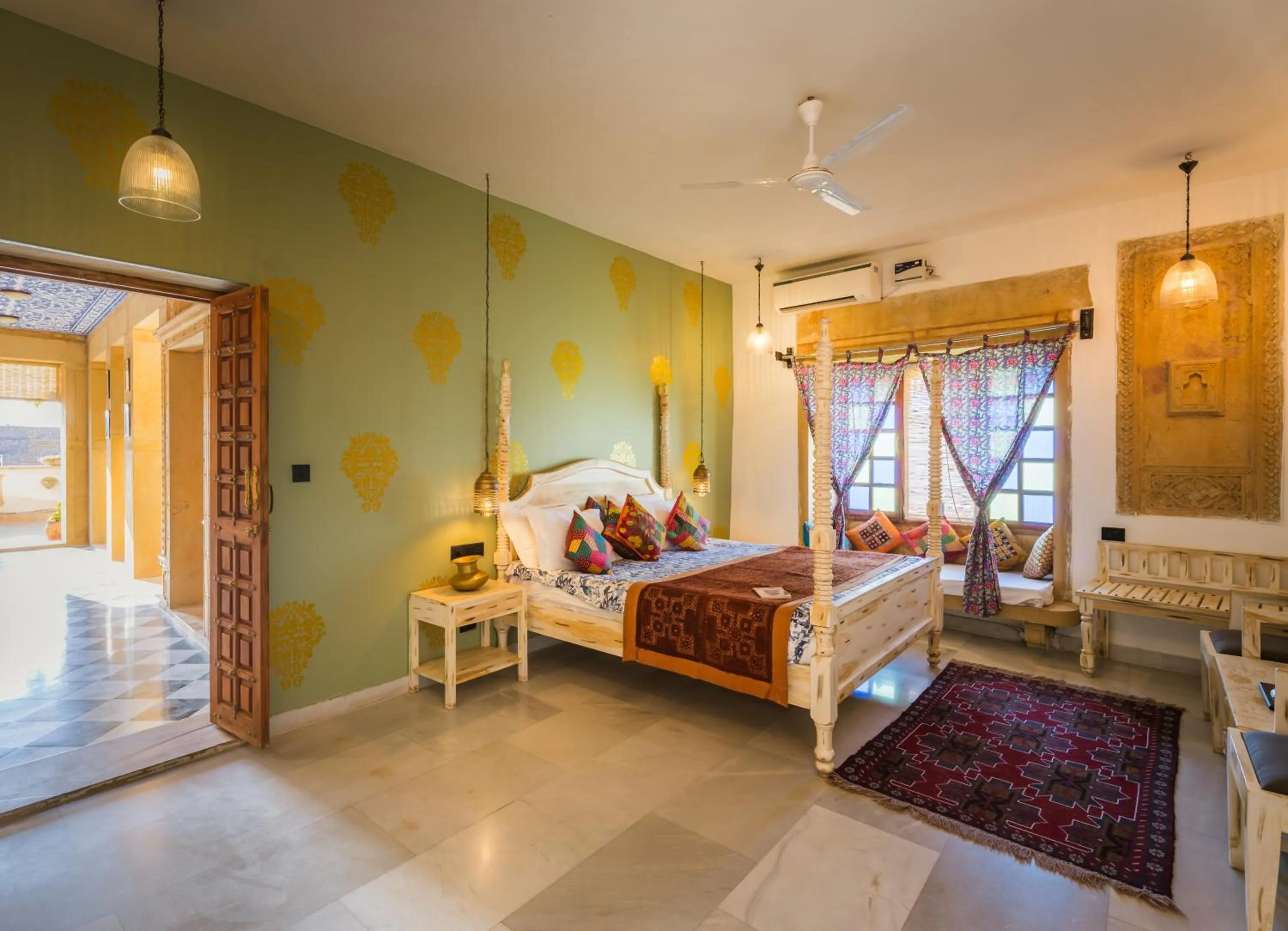 View (from property/room), Bed in Hotel Heritage House