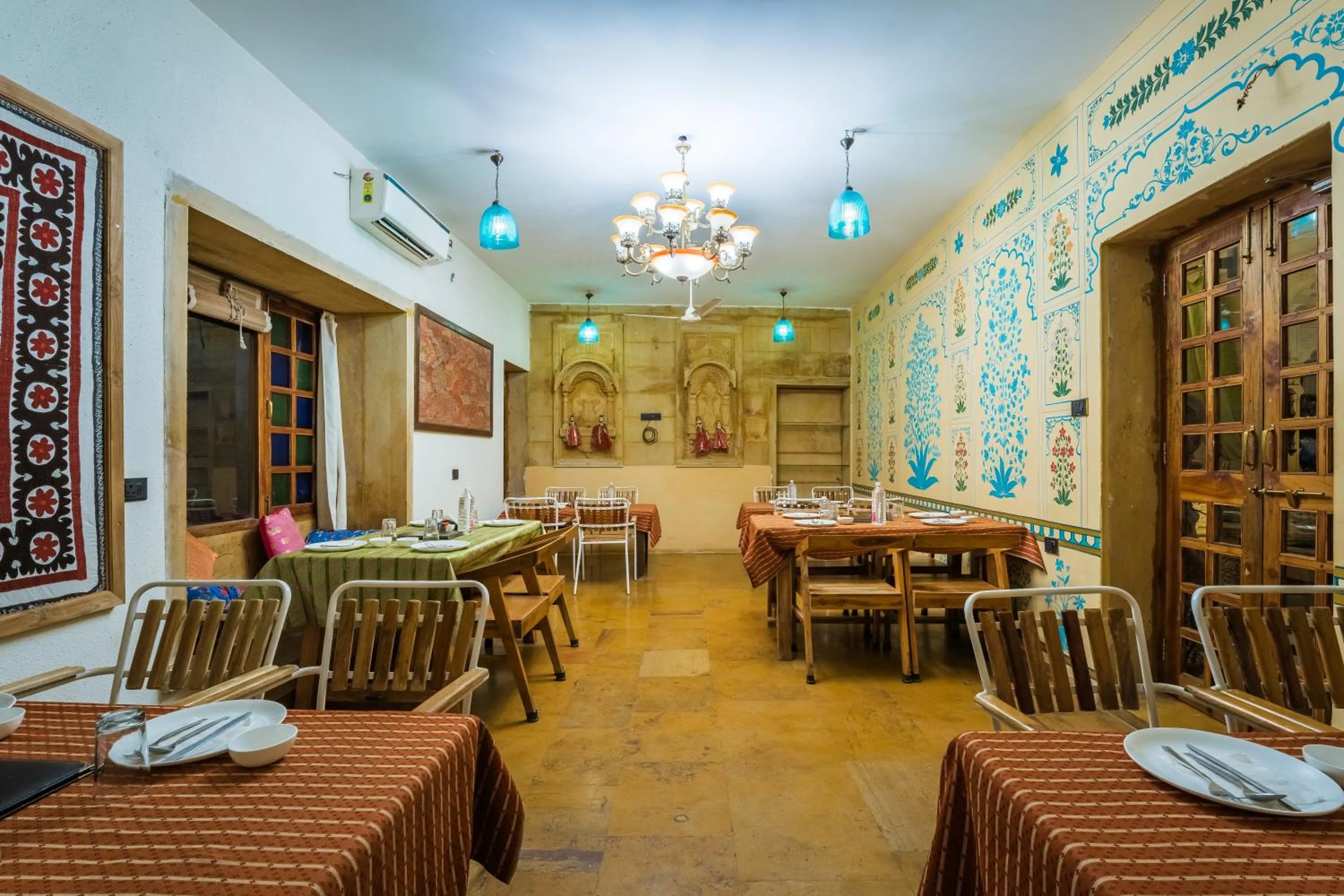 Restaurant/places to eat in Hotel Heritage House