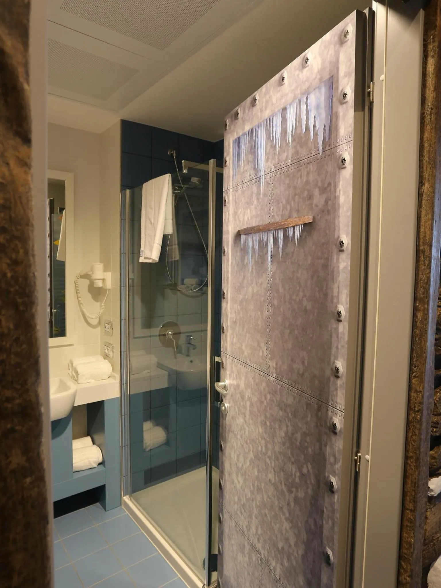 Shower in Gardaland Adventure Hotel