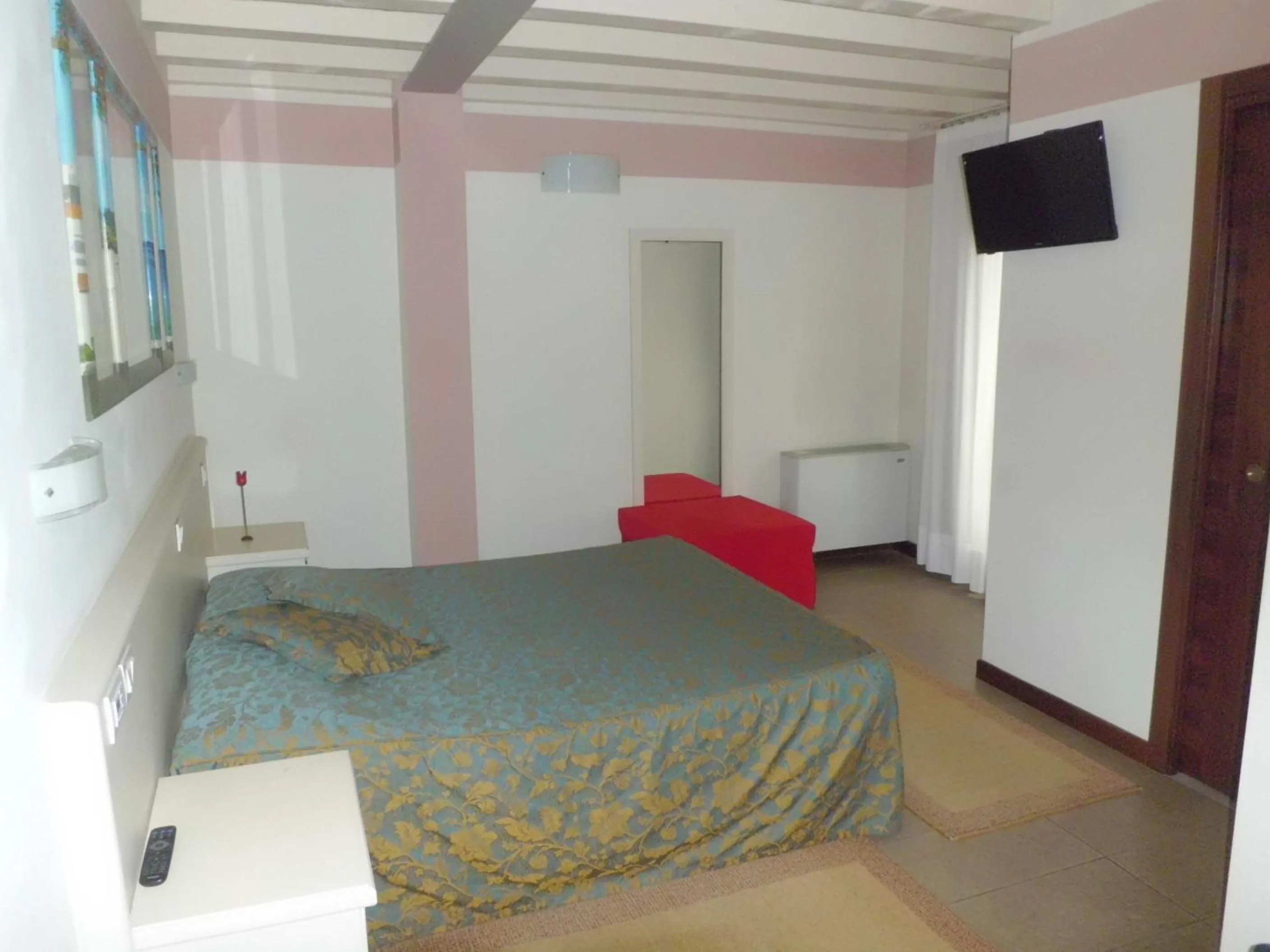 Photo of the whole room, Bed in Sweet Home