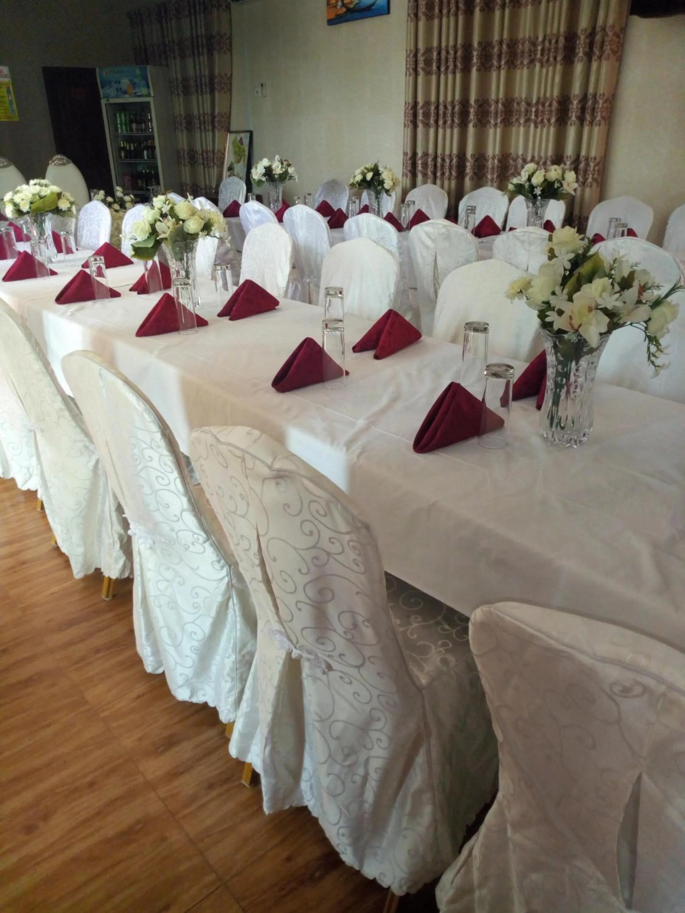 Restaurant/places to eat in Grand Star Hotel