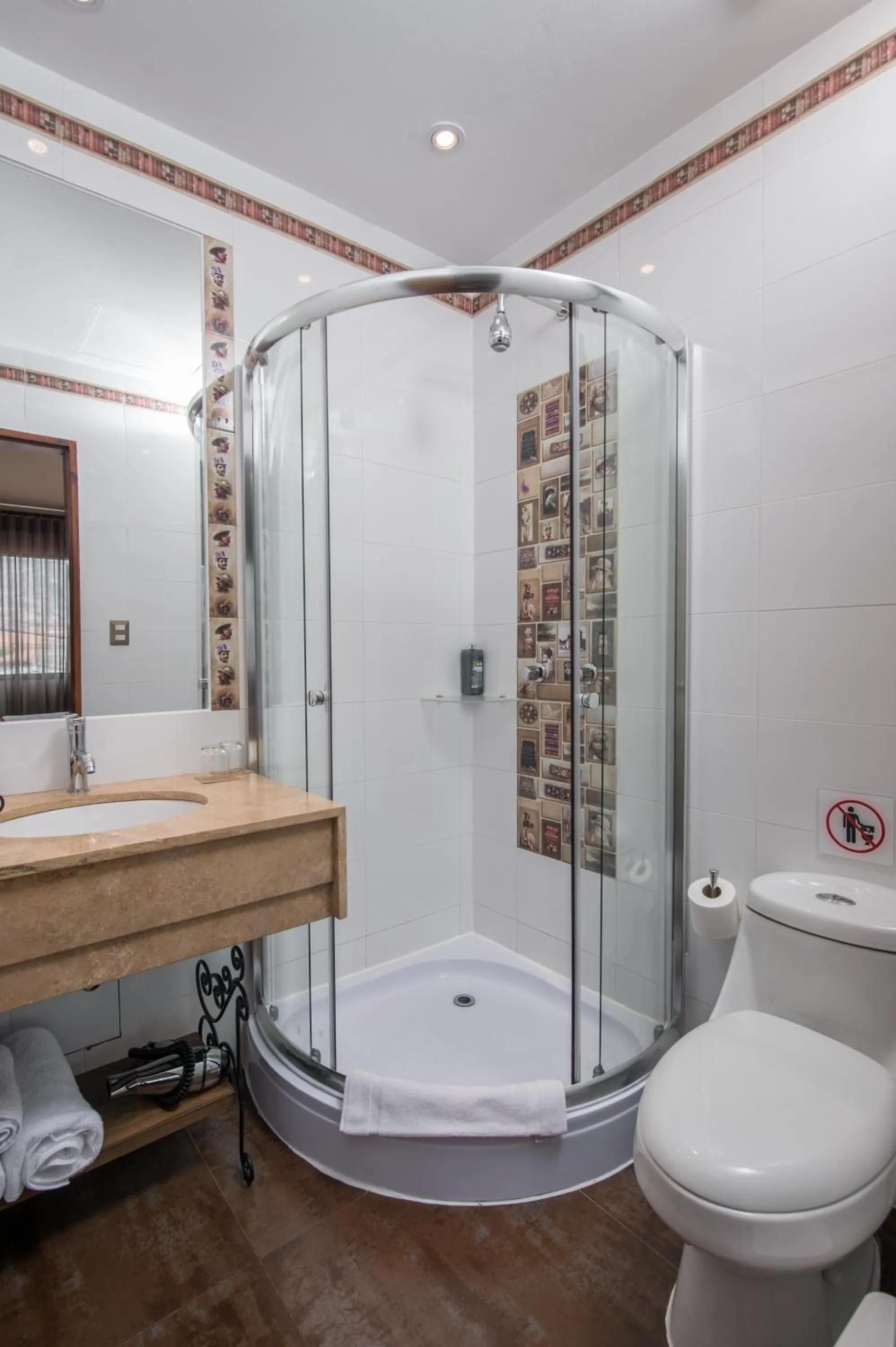 Shower in Casa Esmeralda by Katari