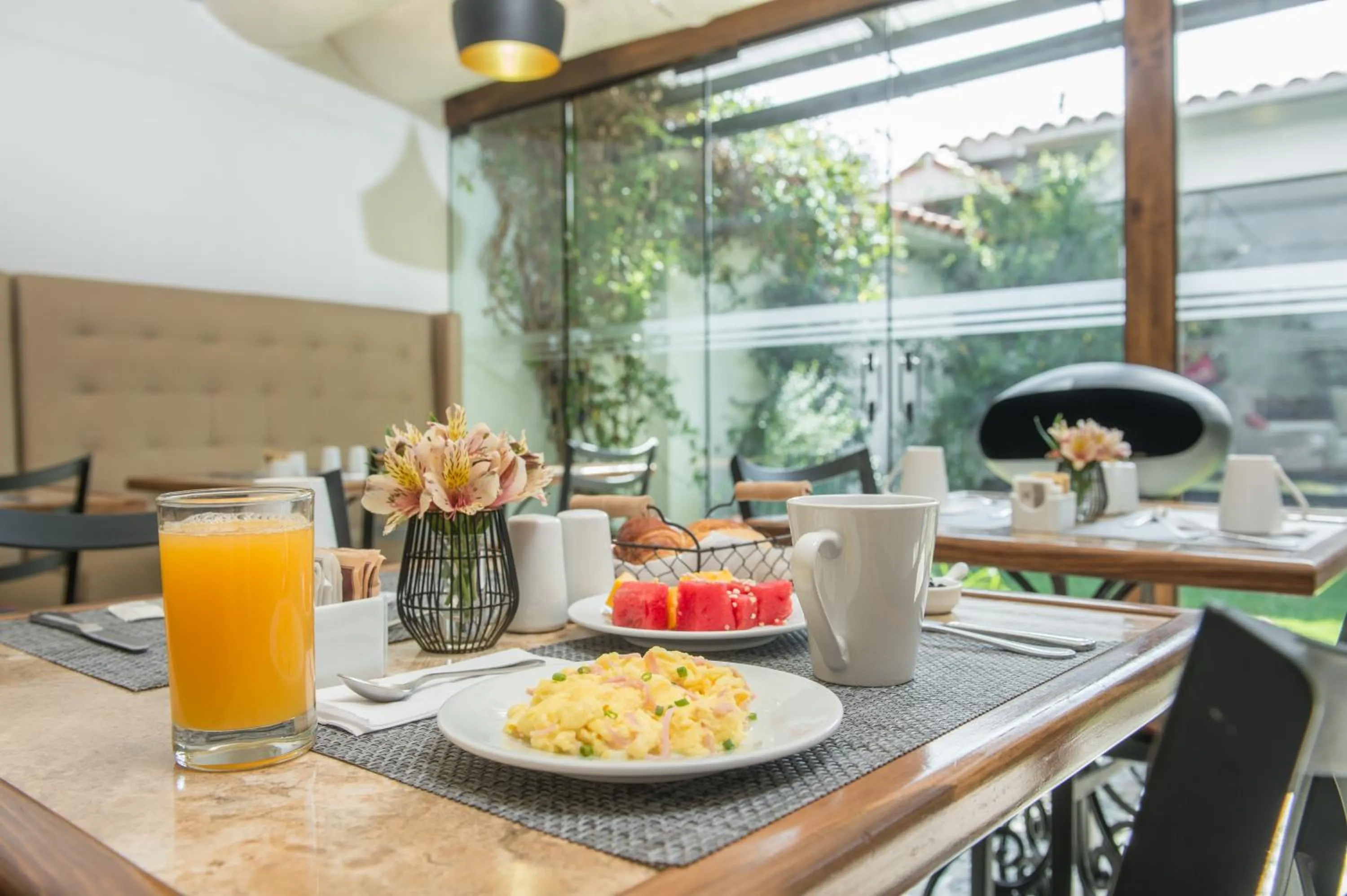 Food and drinks in Casa Esmeralda by Katari