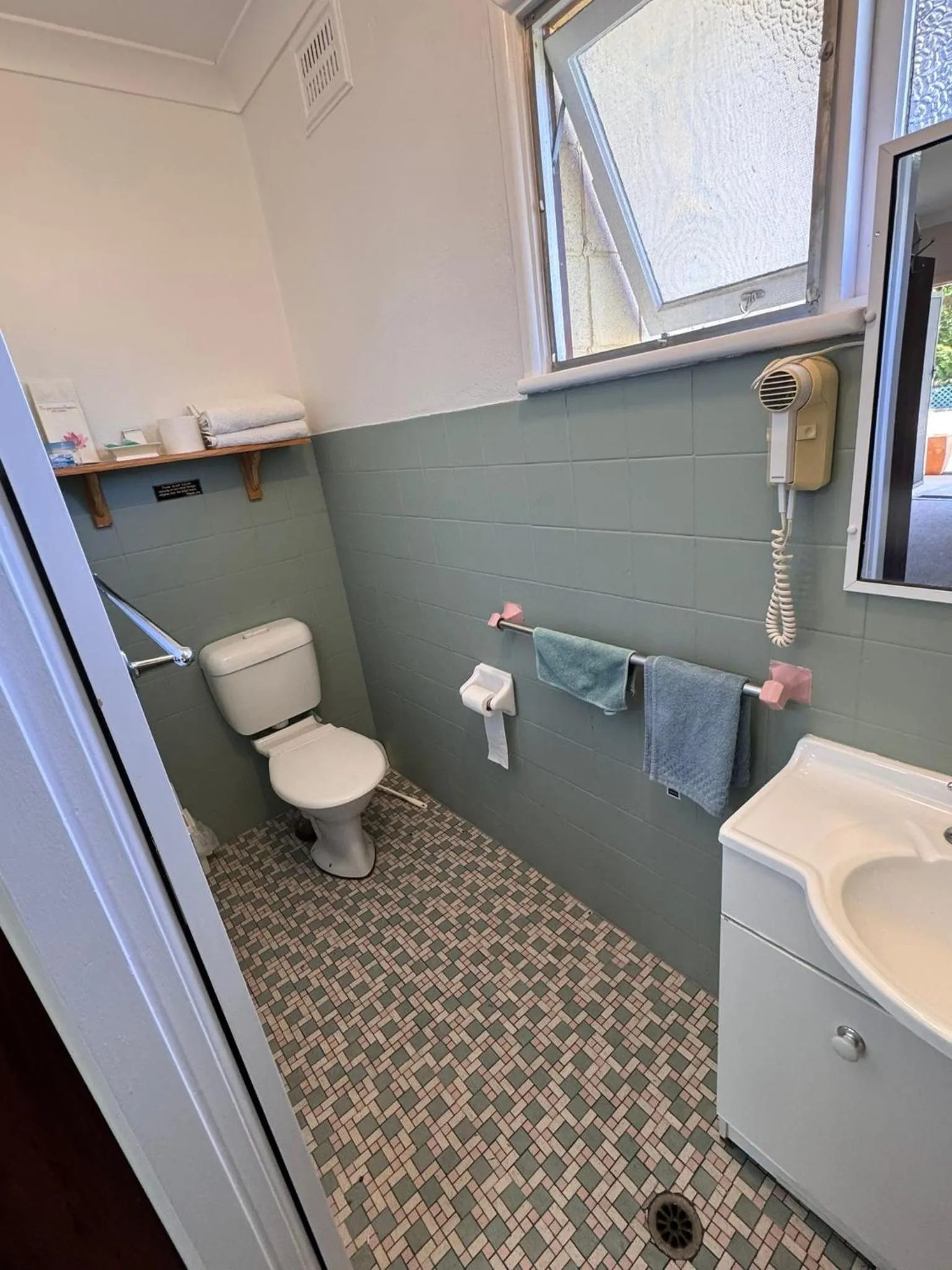 ALPINE COUNTRY MOTEL plus FREE COFFEE