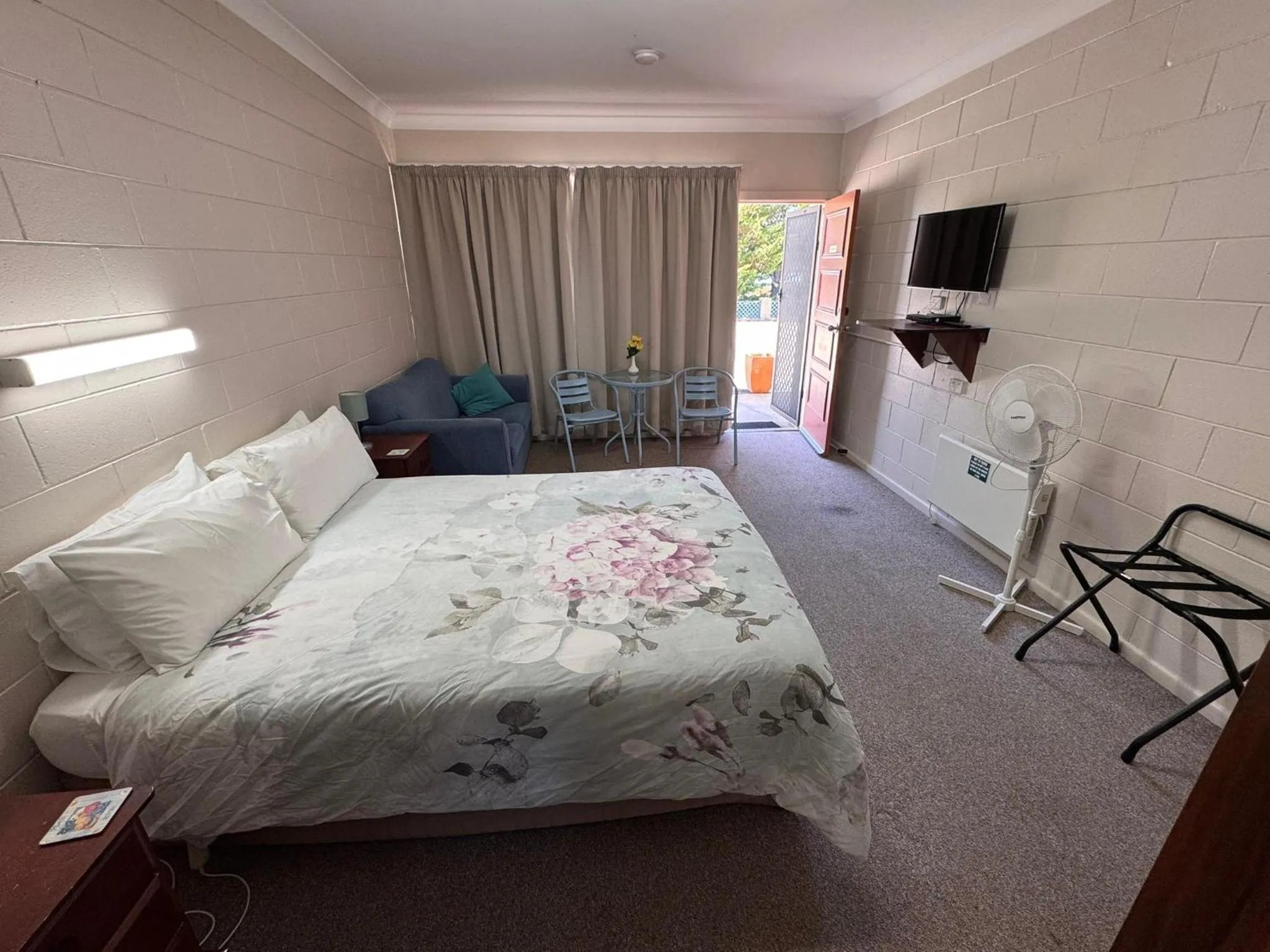 Bed in ALPINE COUNTRY MOTEL plus FREE COFFEE